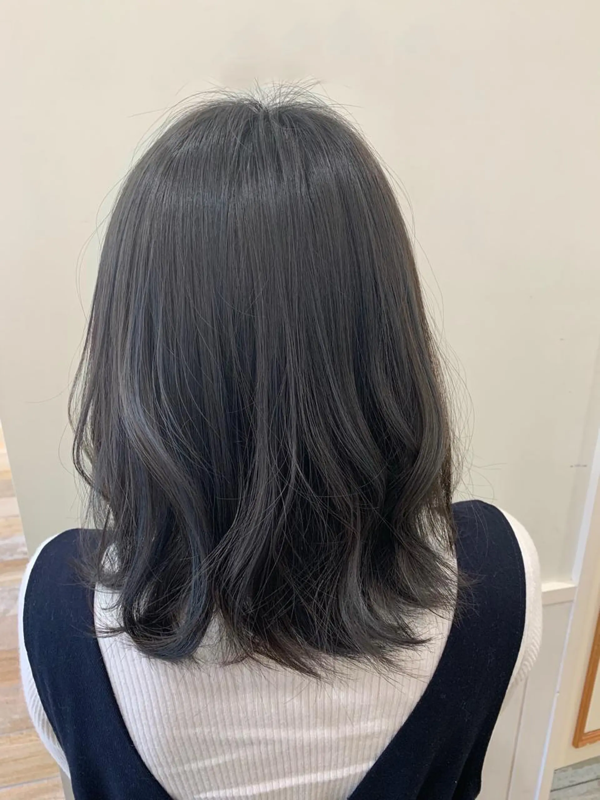 ミディアム カラー 透明感カラー ダークグレー ハイライトカラー ハイライト ぱつっとボブ/ 小野あかねのヘアスタイル