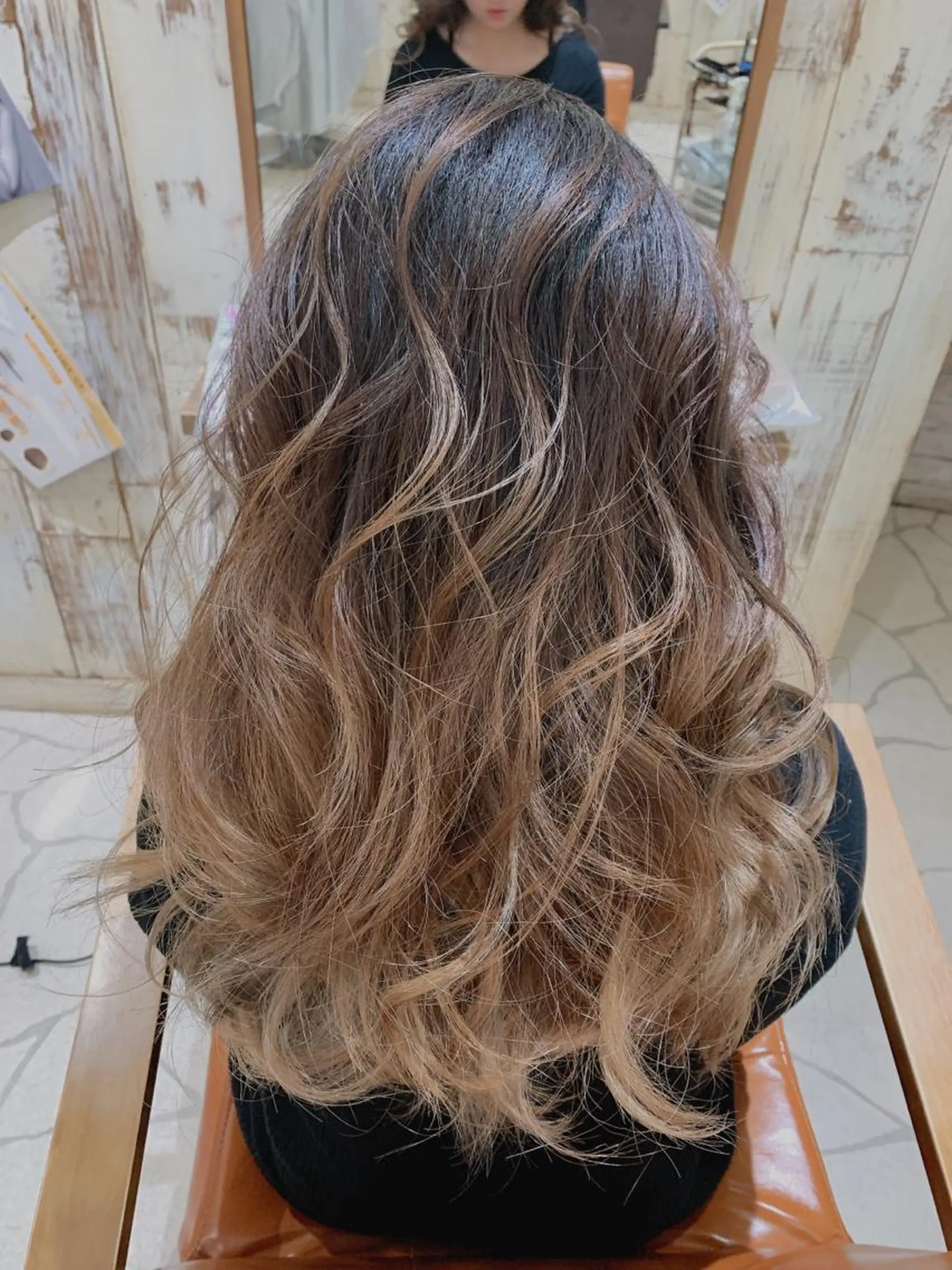 ロング カラー ヘアアレンジ バレイヤージュ ベージュカラー ミルクティーベージュ レイヤーカット VIM hairおもろまち店のヘアスタイル