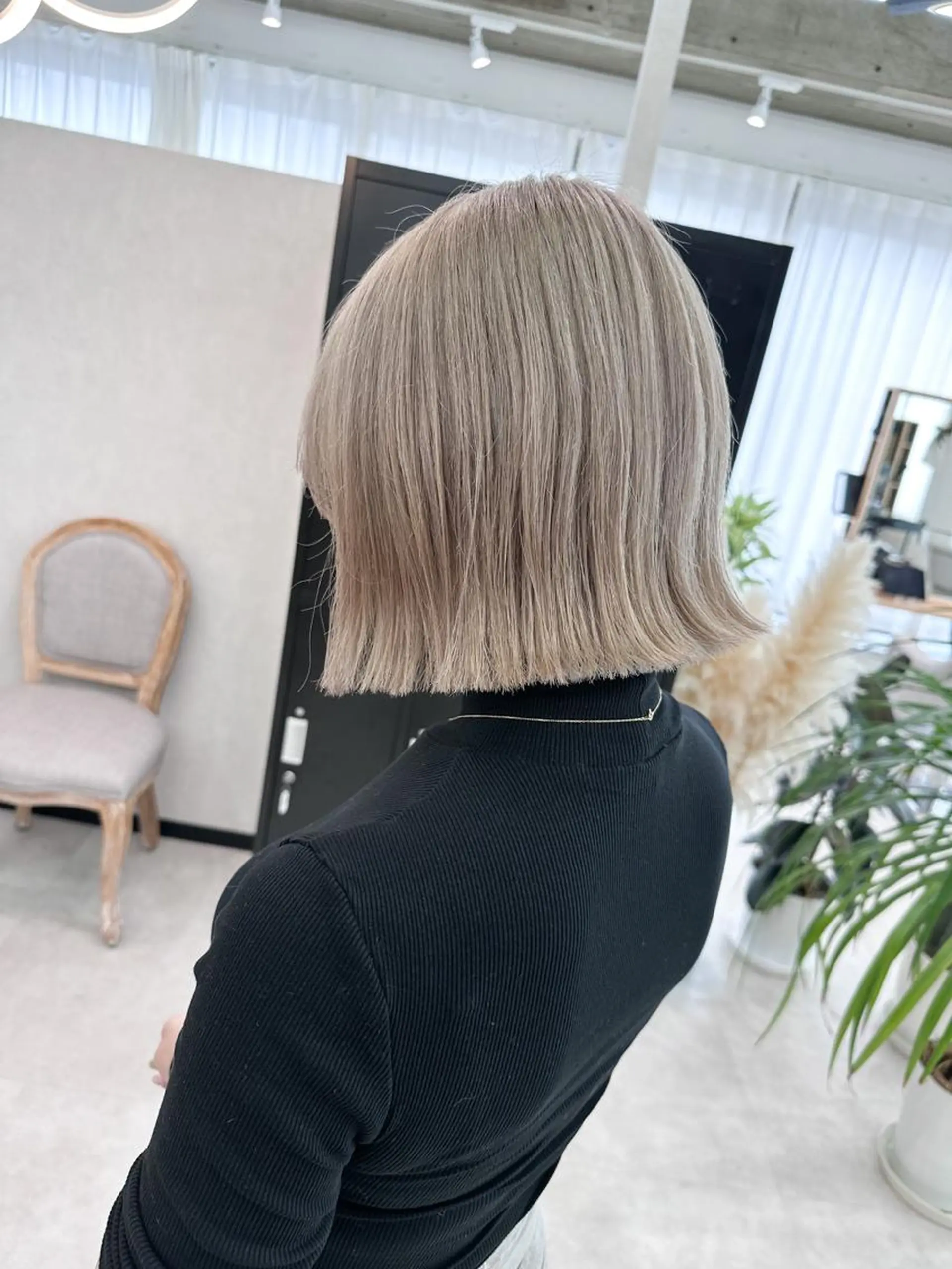 ショート カラー ブリーチ ボブ 外ハネヘア カット ヘアカラー トリートメント ヒラ マツのヘアスタイル