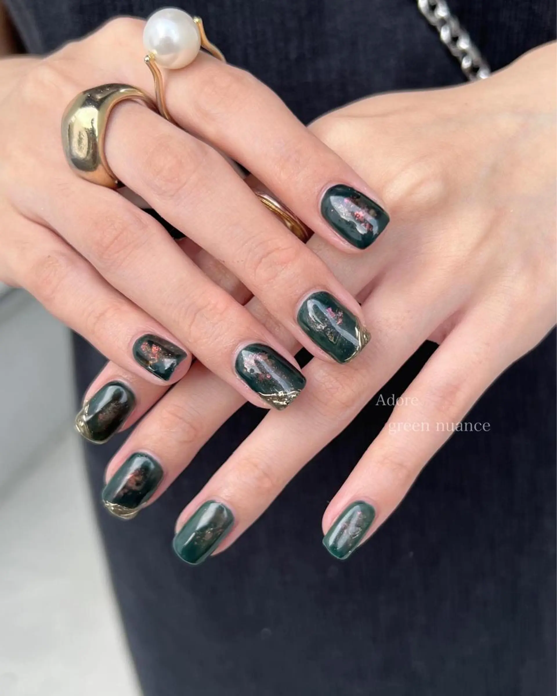 ネイル ゴールド グリーン ミラーネイル ニュアンスネイル ハンドネイル Nail Adore.のネイルデザイン