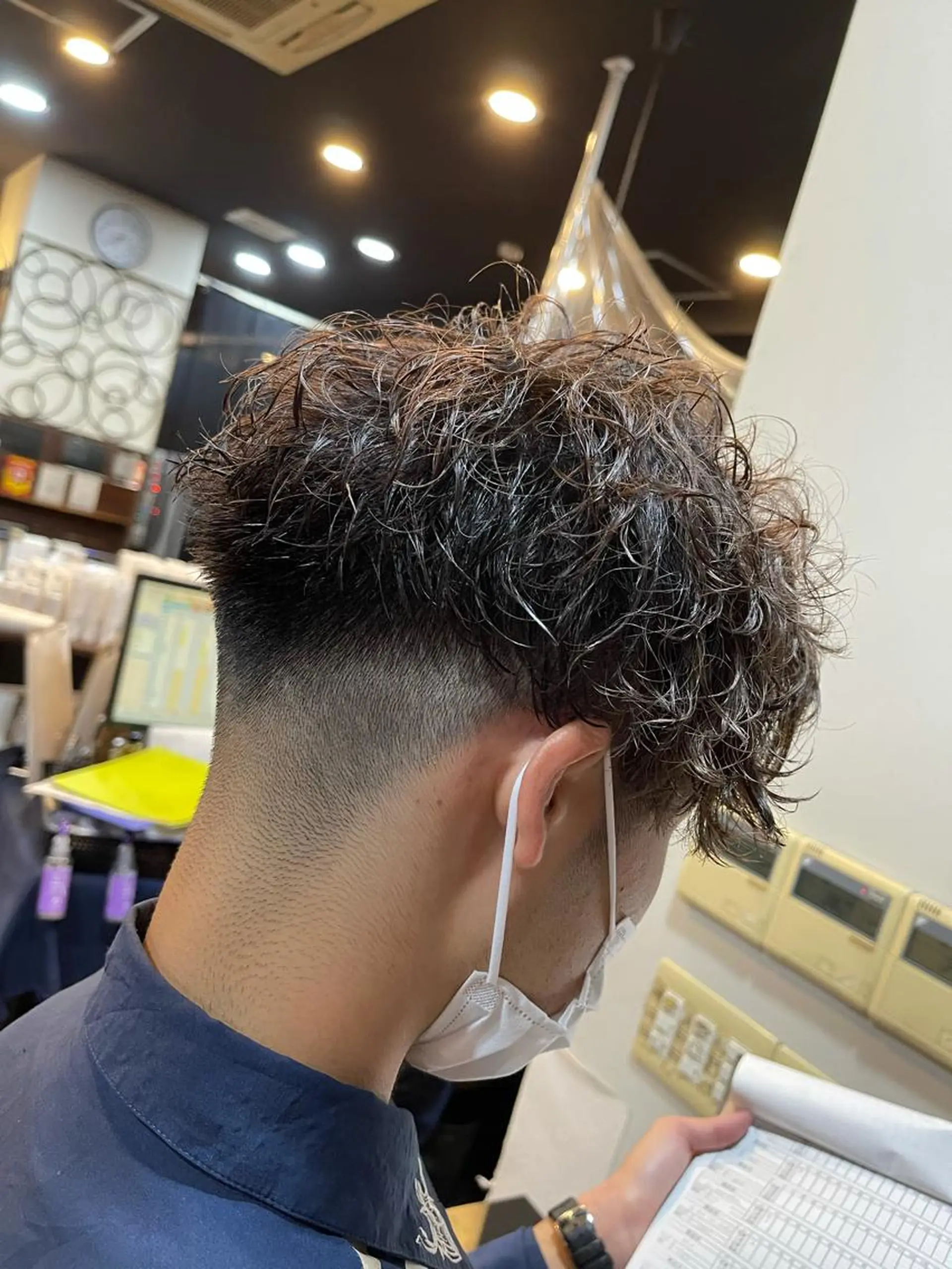 ショート パーマ メンズ フェードカット メンズパーマ ツイストスパイラルパーマ スパイラルパーマ カット パーマ トリートメント Zina天王寺 CHIAKIのヘアスタイル