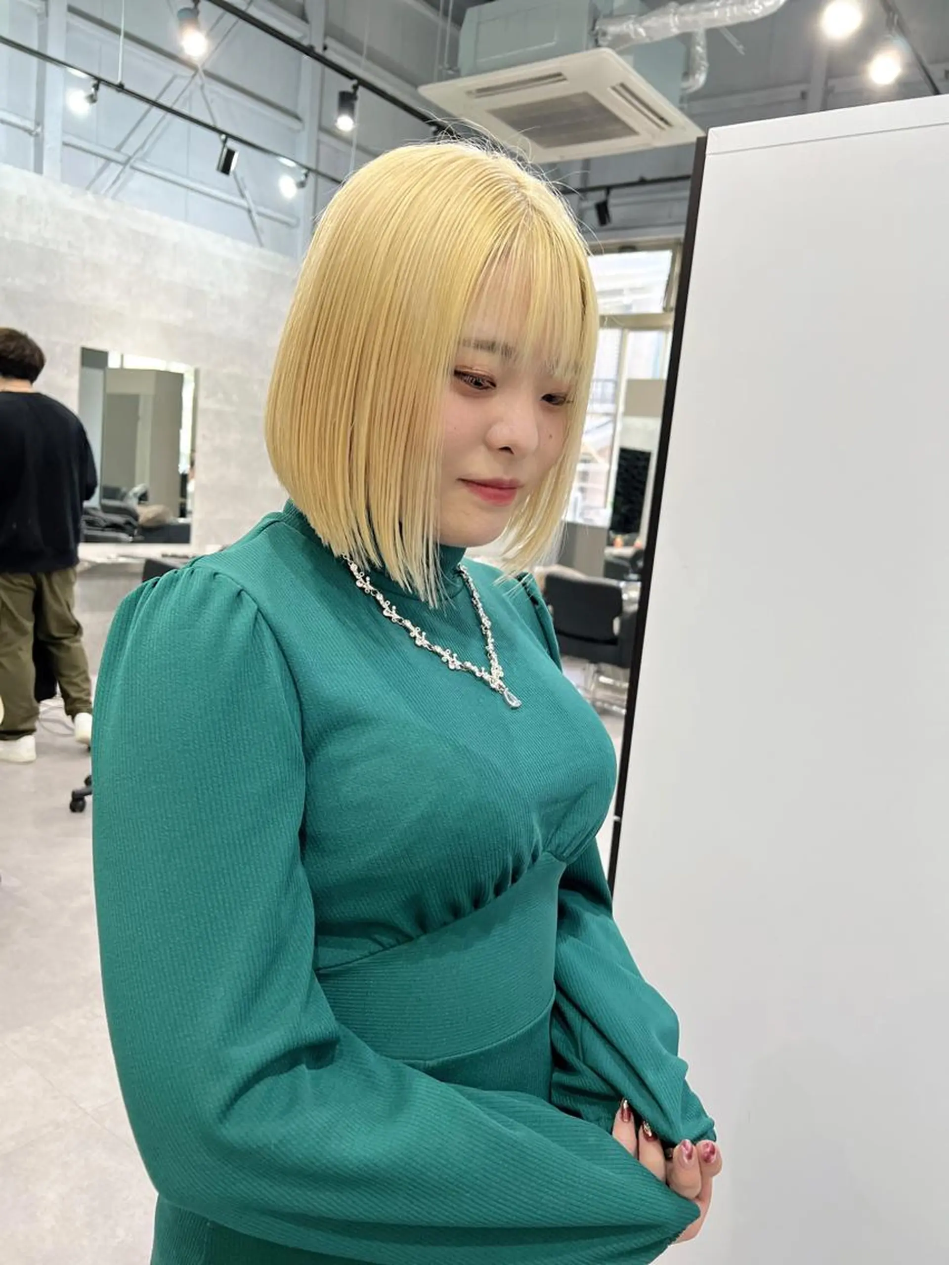 ショート カラー バレイヤージュ ブリーチ 抜きっぱなしブロンド ブロンド ケアブリーチ Via officialのヘアスタイル