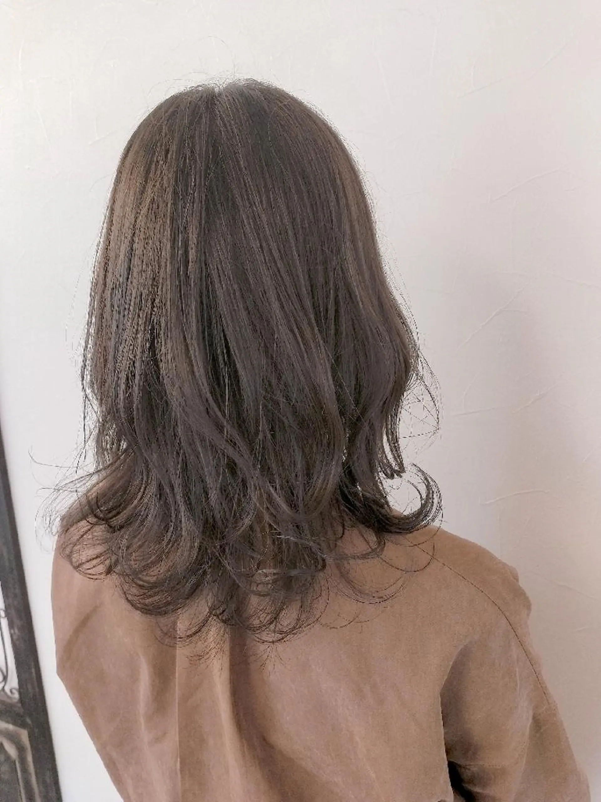 ミディアム カラー アッシュ バレイヤージュ ベージュカラー ブリーチ ダークグレー デザインカラー髪質 改善Lilithのその他イメージ