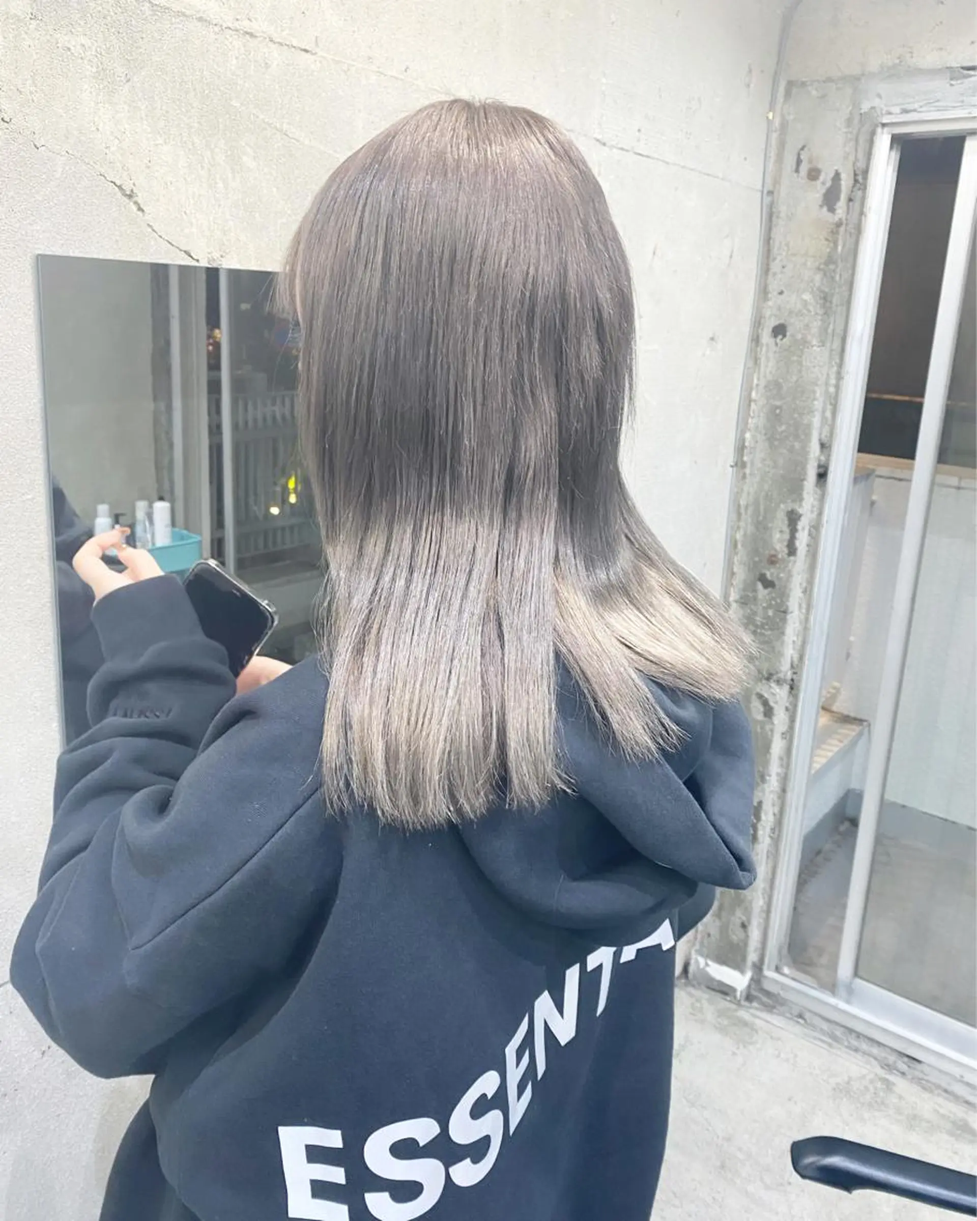 ミディアム カラー ヘアアレンジ 切りっぱなしボブ アッシュ アッシュグレー バレイヤージュ ベージュカラー ササキカズマ〻透明感 〻色落ち〻赤み消しのヘアスタイル