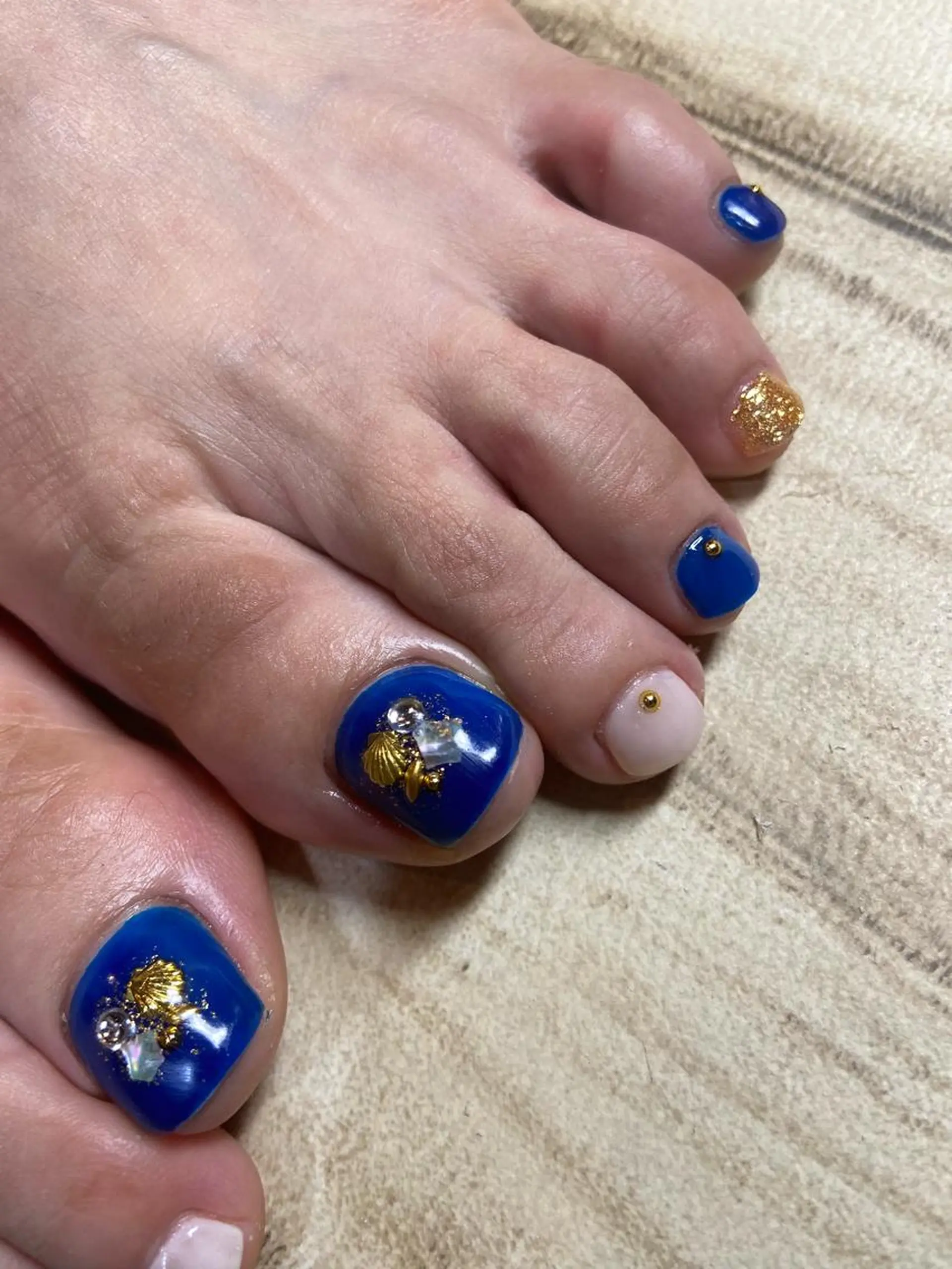 ミディアム ネイル ブルー フットネイル ジェルネイル キラキラネイル フットネイル ネイルサロン ステラのネイルデザイン