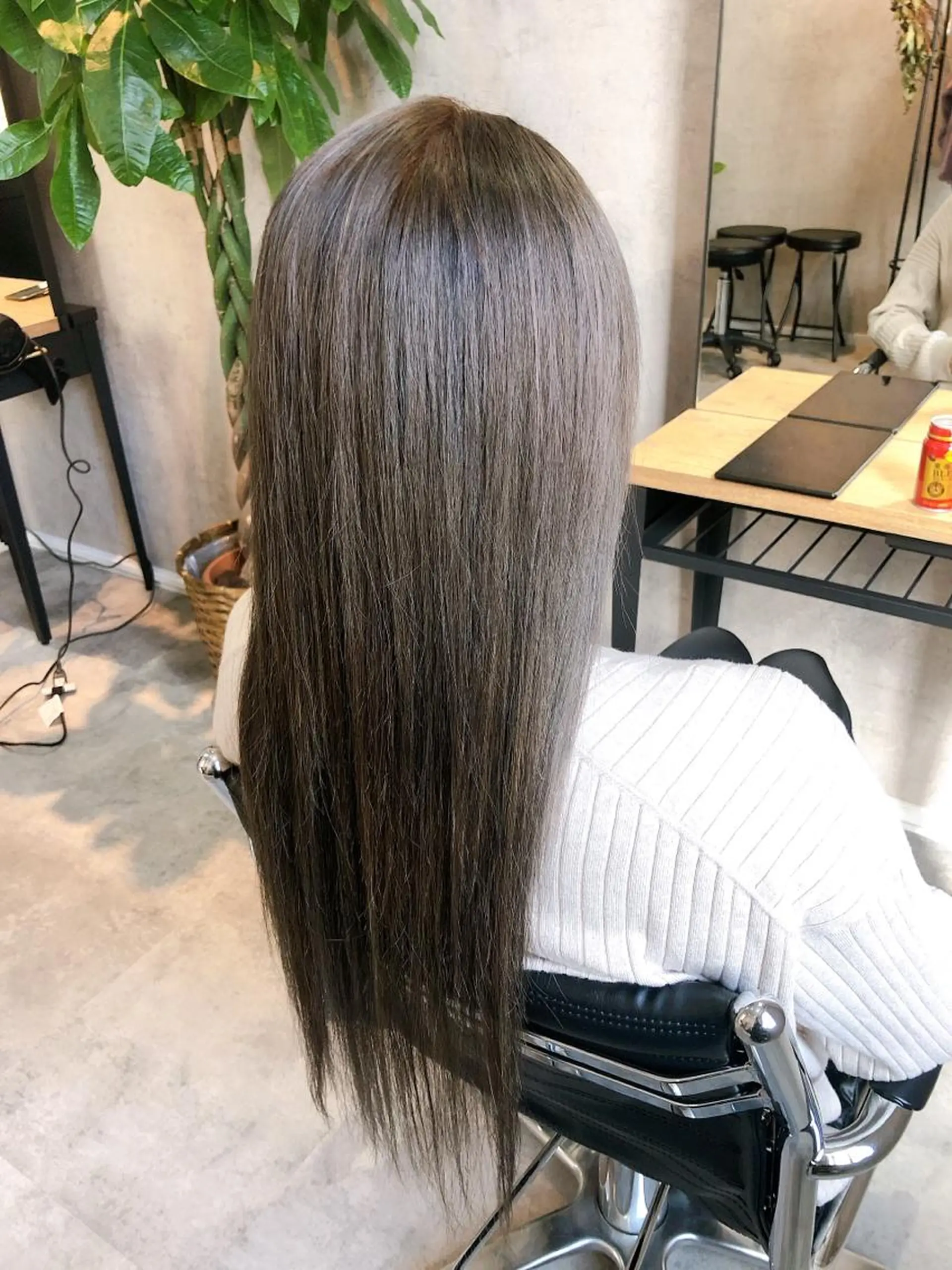 ロング カラー アッシュ シルバー シルバーアッシュ ロング SAKURA所属・鹿取 三紗子のヘアスタイル