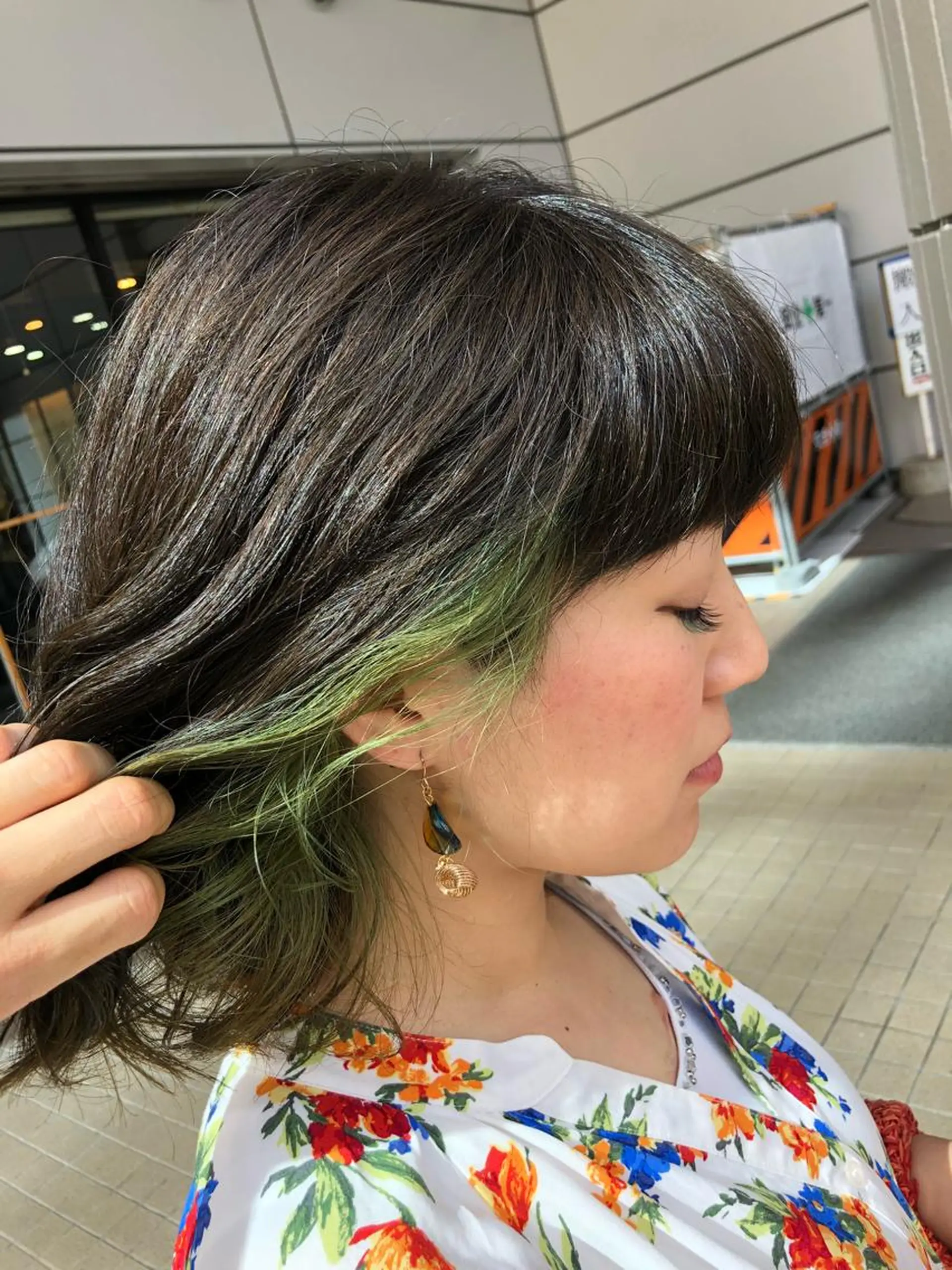 ミディアム カラー エメラルドグリーン インナーカラー カット ヘアカラー トリートメント SHAFT Ieiriのヘアスタイル