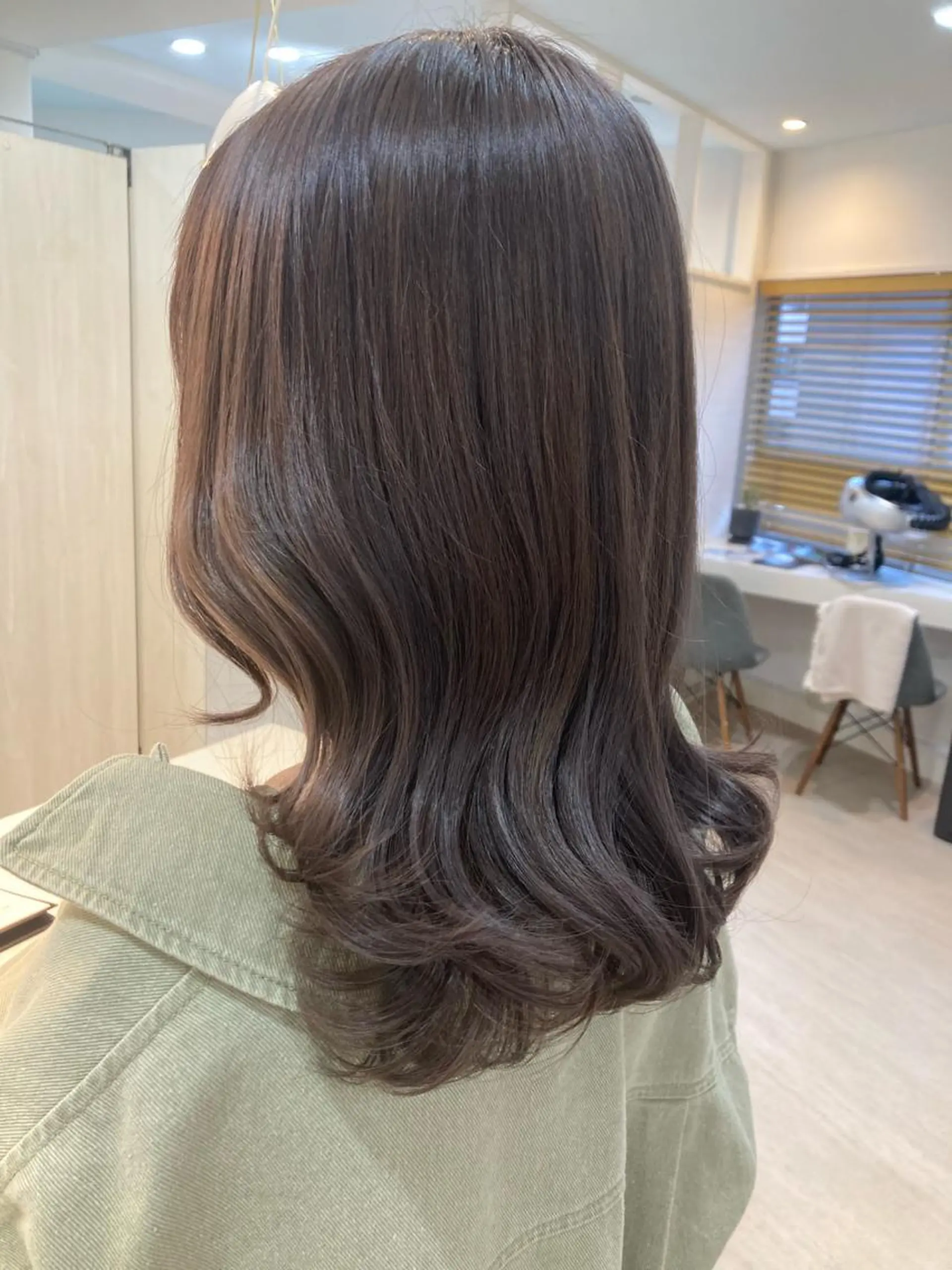 ミディアム カラー グレージュ ラベンダーカラー ラベンダーグレージュ ラベンダーグレー ヘアカラー トリートメント 韓国風⭐️くびれヘア 🍀高津かえでのヘアスタイル