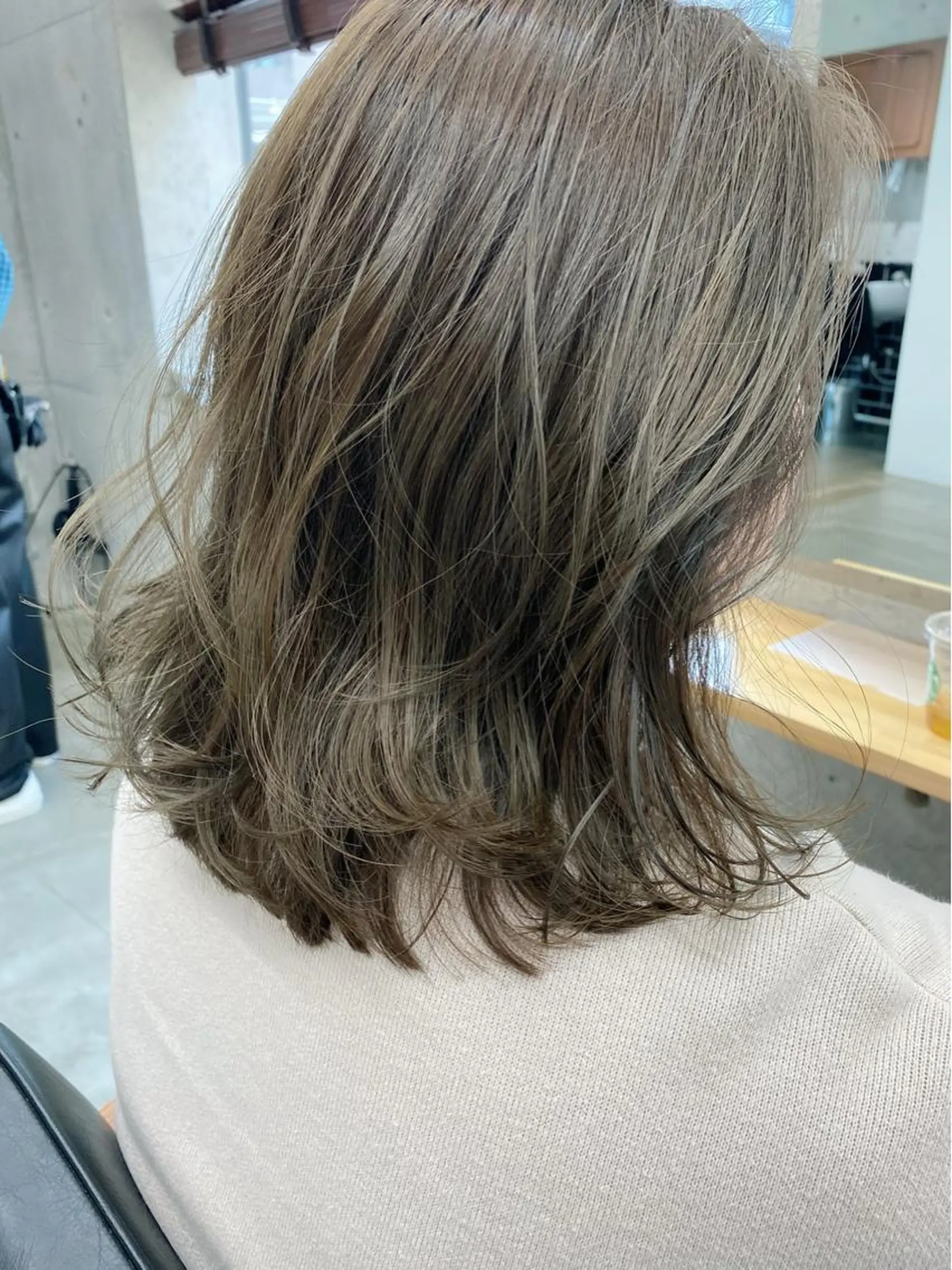 ミディアム カラー ヘアアレンジ アッシュ ベージュカラー ブリーチ ブリーチなしカラー son hair HIROEのヘアスタイル