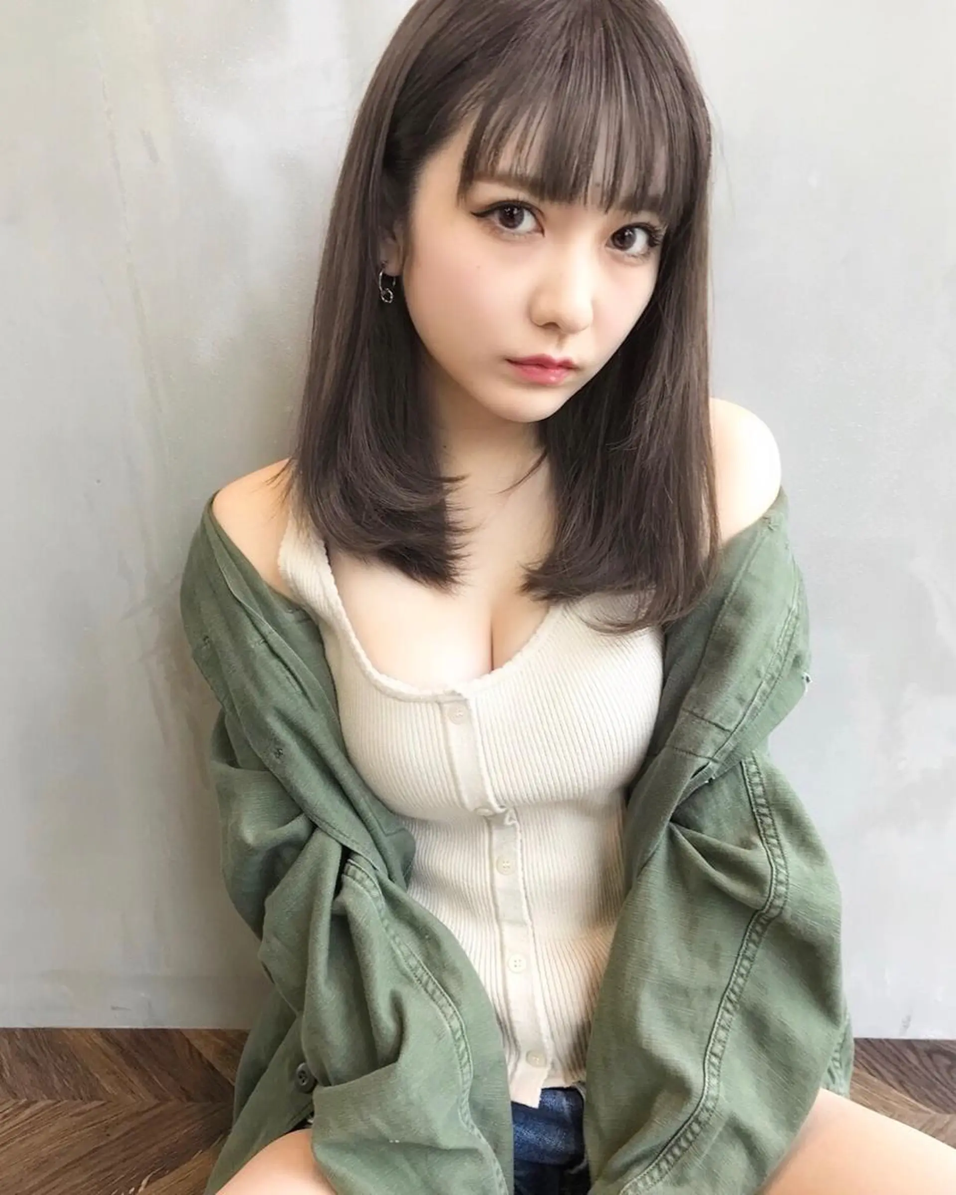 ミディアム カラー レイヤー　べージュ 白石研太のヘアスタイル