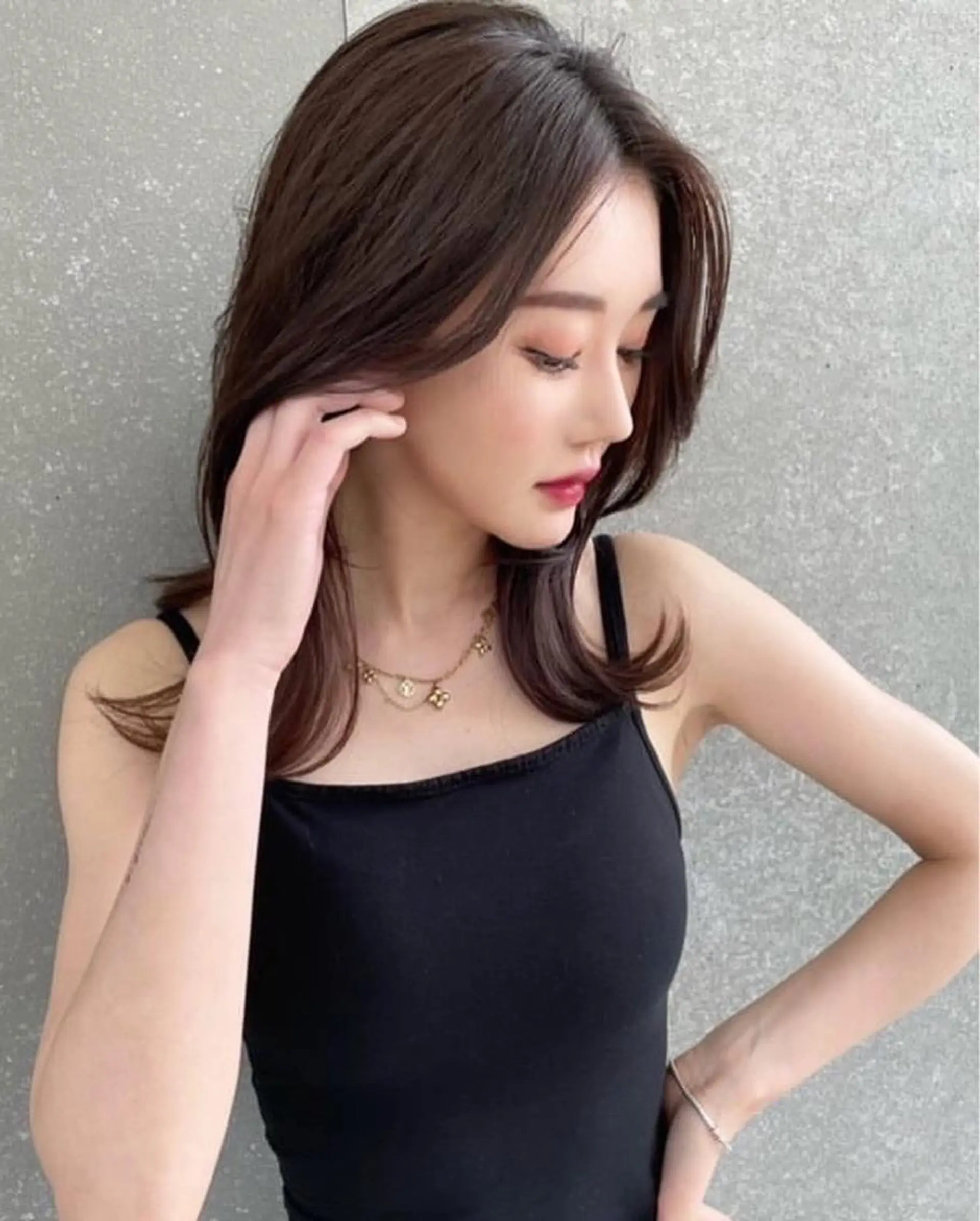 ミディアム カット ヘアカラー トリートメント 山本翔一郎 韓国顔周りレイヤーのヘアスタイル