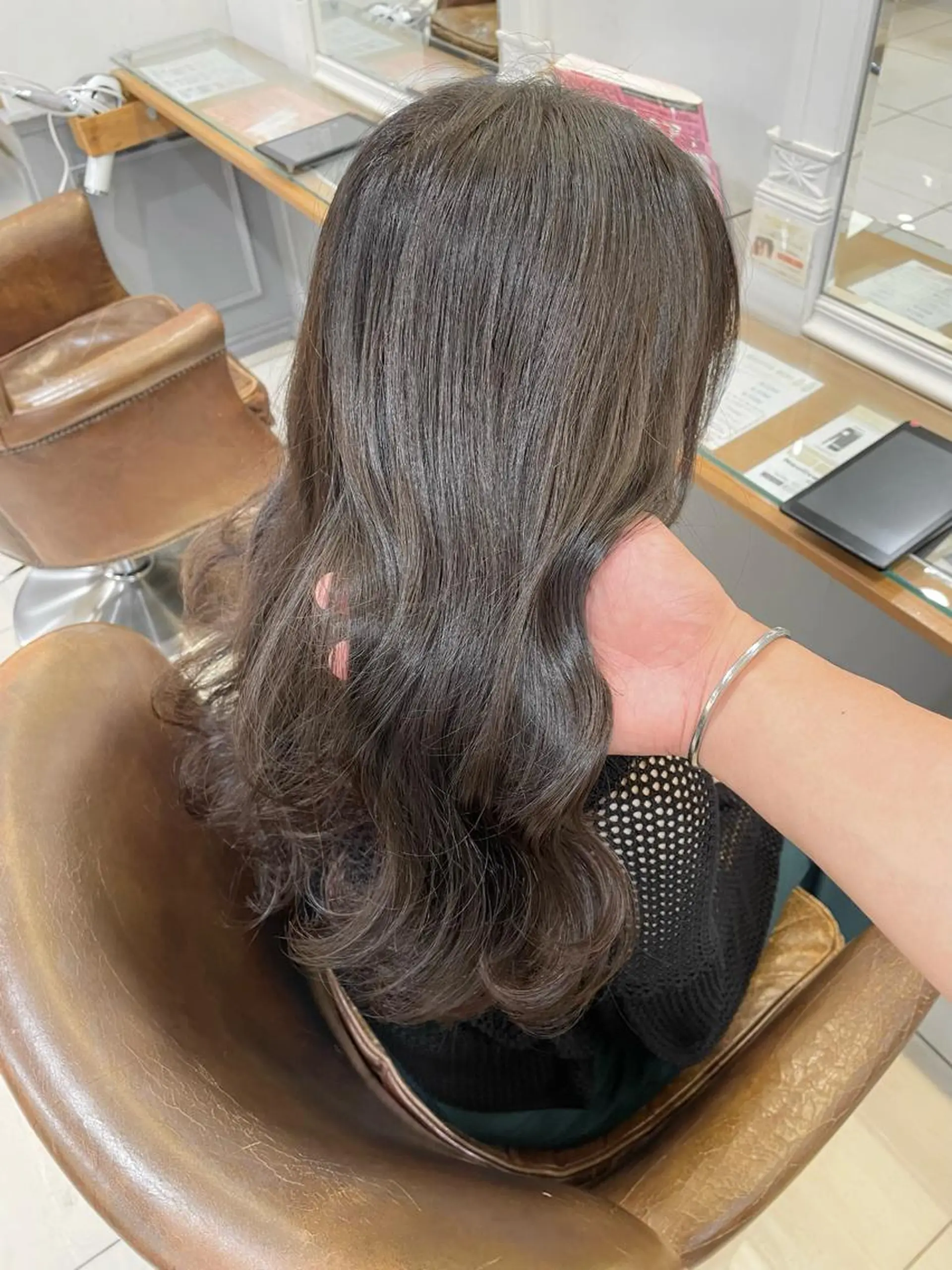 ロング カラー 透明感カラー オリーブグレー くびれヘア エギョモリ 顔まわりレイヤー カット ヘアカラー トリートメント 横浜/レイヤーカット /韓国ヘア/佐藤記正のヘアスタイル