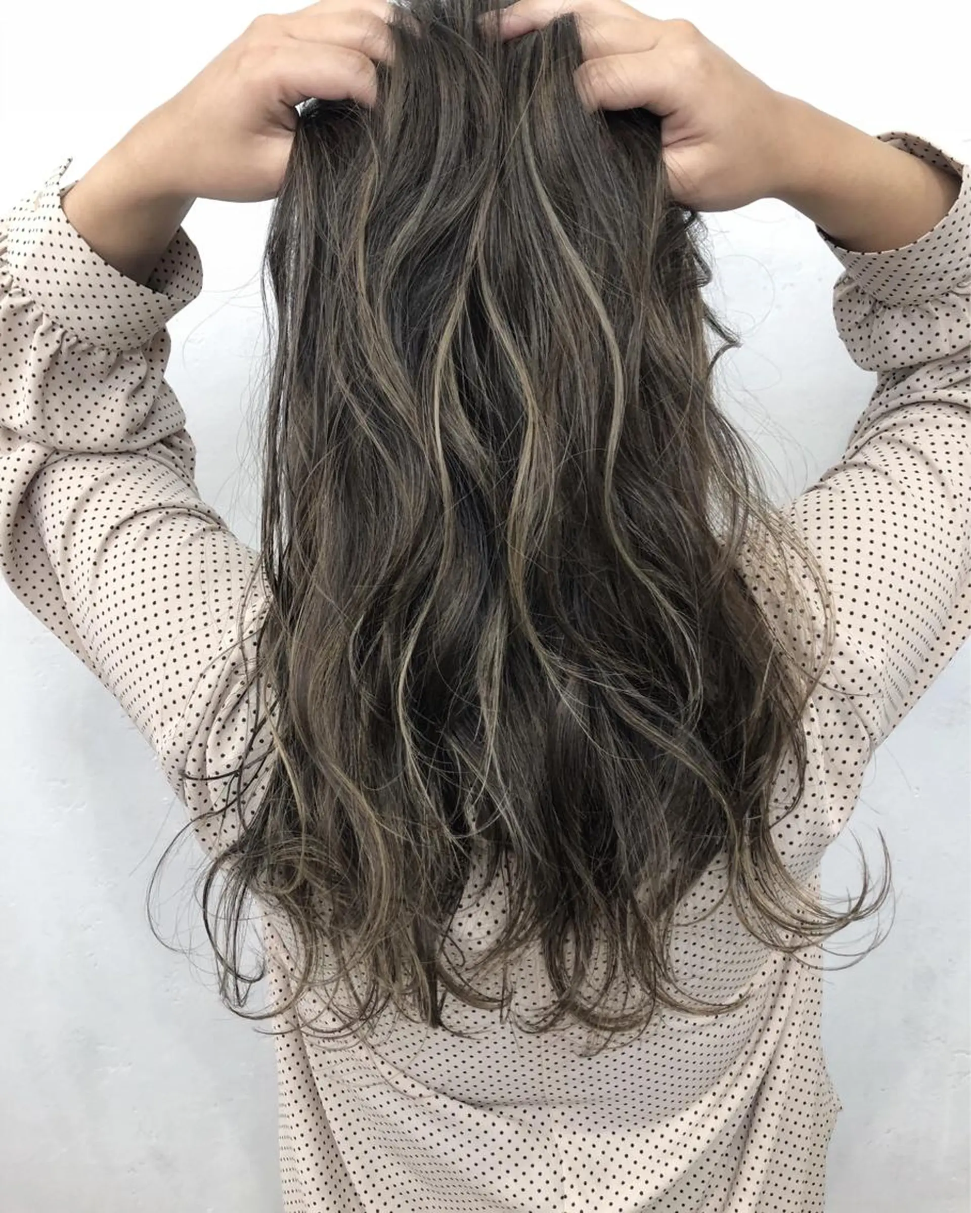 ロング カラー グレージュ ハイライトカラー ハイライト ヘアカラー トリートメント ブリーチカラーレイヤ ーカット🦋annaのヘアスタイル