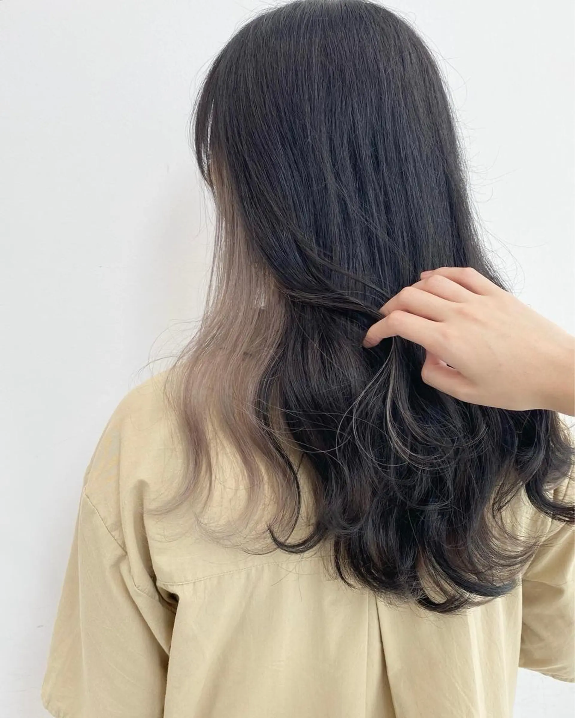 セミロング カラー ヘアアレンジ ベージュカラー ブリーチ インナーカラー ホワイトベージュ ヘアカラー トリートメント 🦄インナーカラー 🦄貫井彩花のヘアスタイル