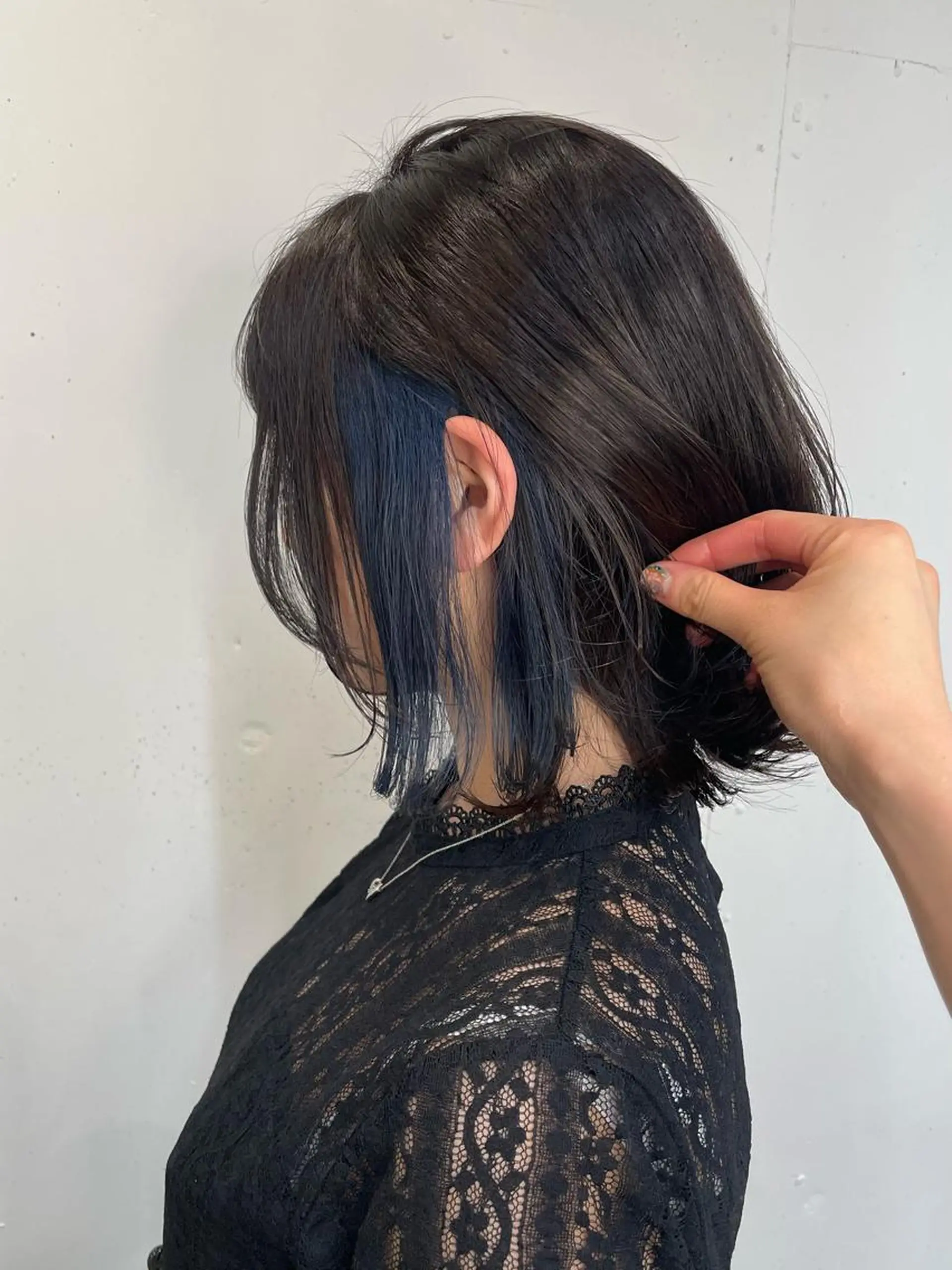 ミディアム カラー ブリーチ ブルーカラー イヤリングカラー ボブ くびれヘア カット ヘアカラー A/LEE所属・久保田 千尋のヘアスタイル