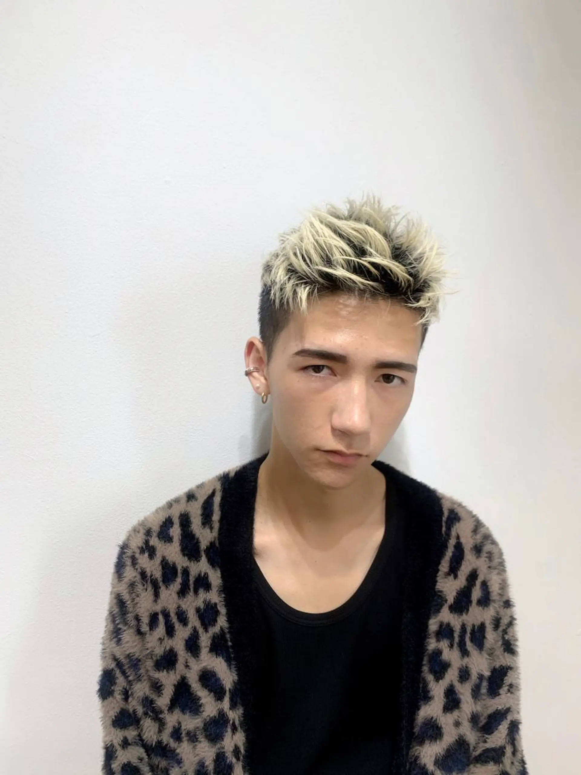 ショート カラー メンズ アップバング メンズブリーチ センターパート フェードカット メンズハイライト メンズStylist 山根慧のヘアスタイル