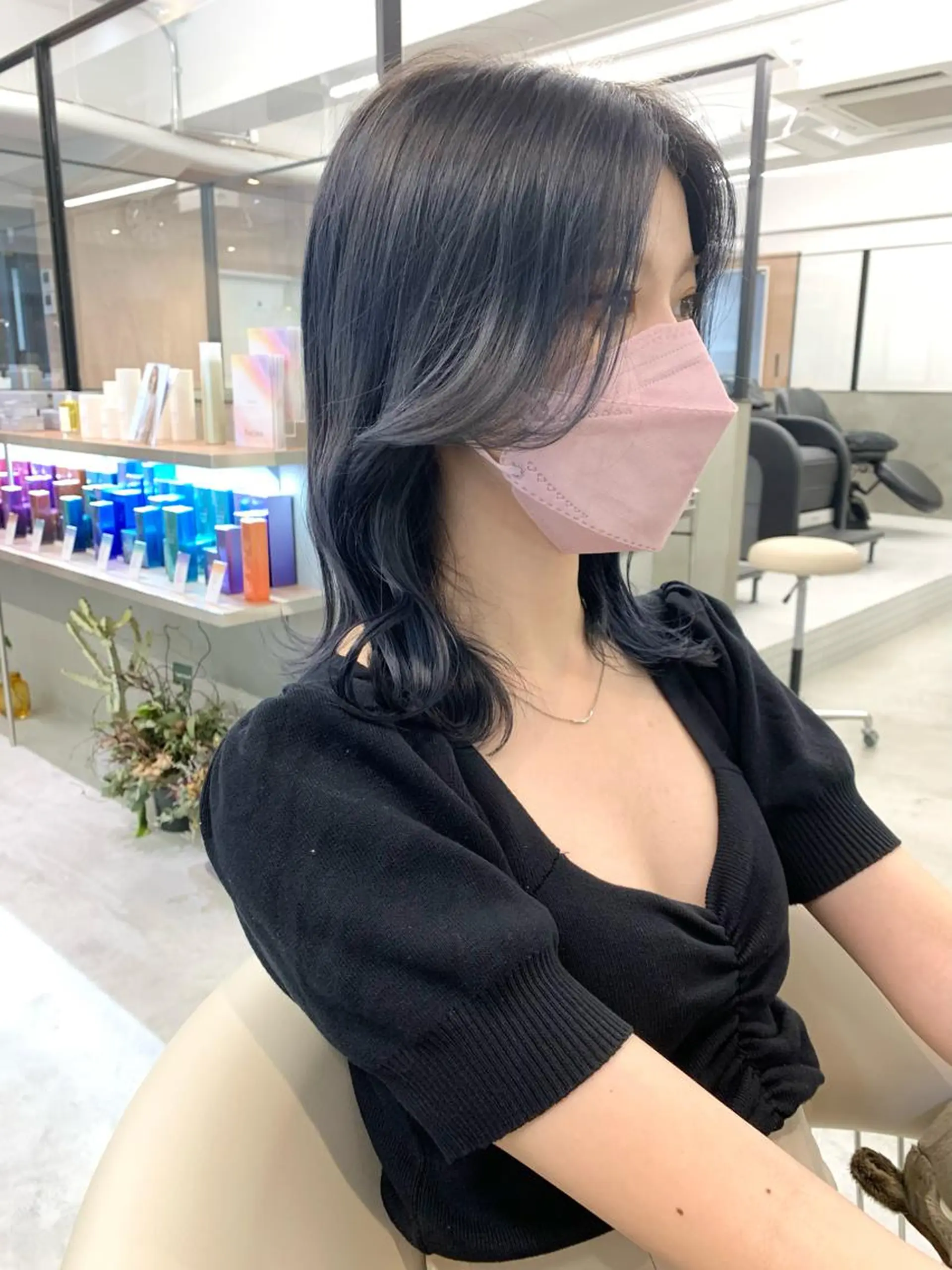 ミディアム カラー 黒髪 ブルーカラー ブルーブラック カット ヘアカラー 樫原裕二 /柔らかいカラーのヘアスタイル