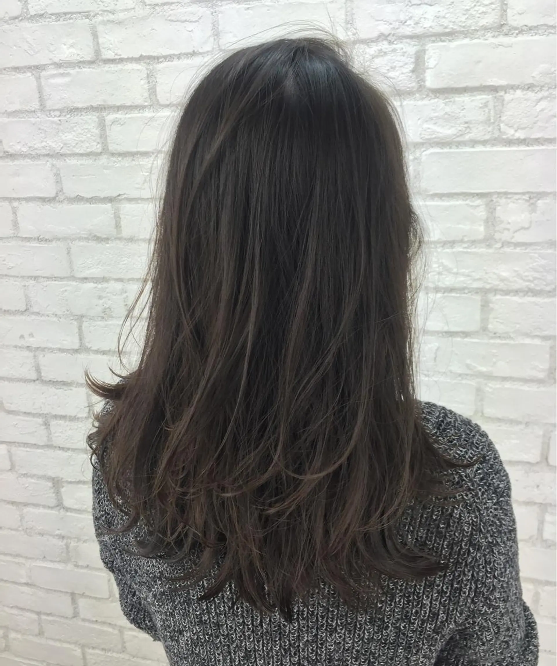 セミロング ロング TOMOYAレイヤー ブリーチ縮毛矯正のヘアスタイル