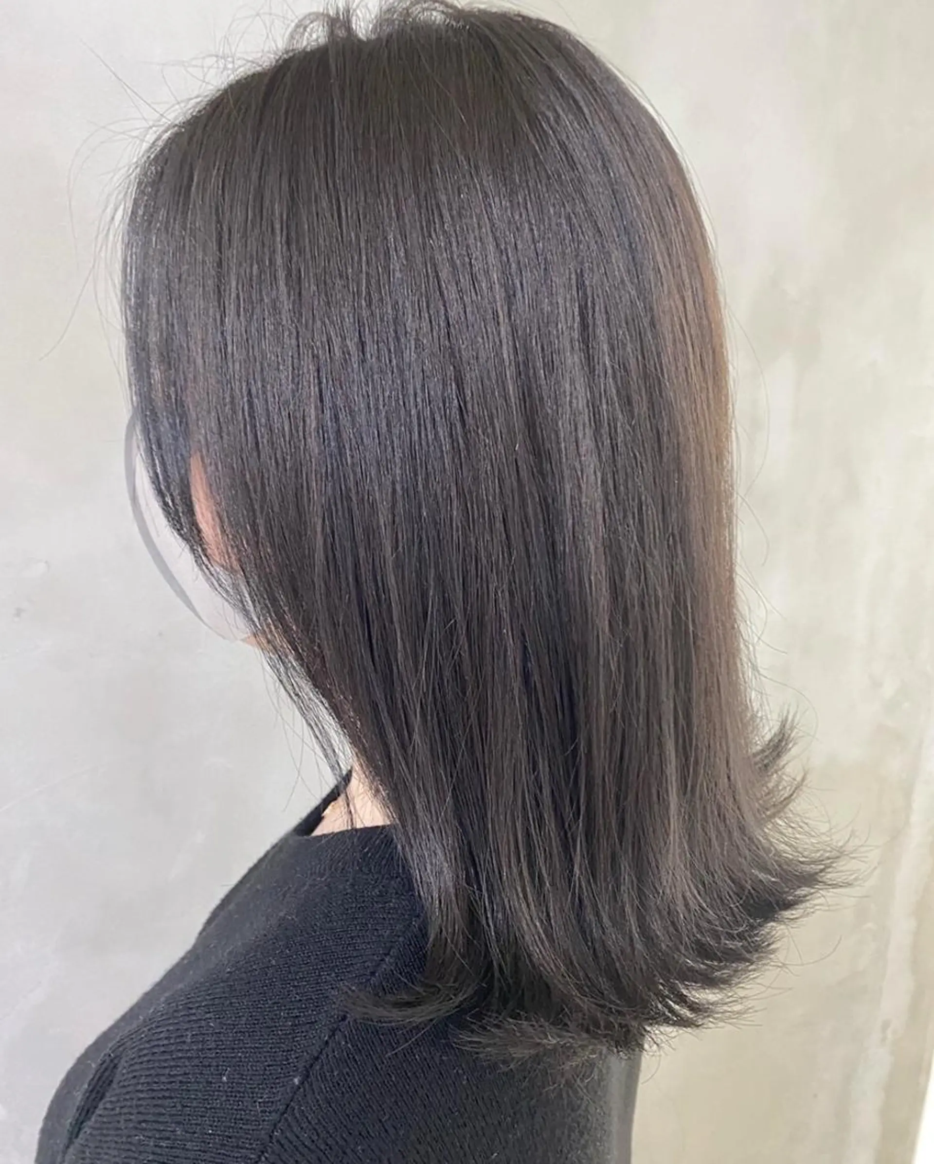 ミディアム カラー ヘアアレンジ 切りっぱなしボブ ミディアムパーマ アッシュ アッシュグレー バレイヤージュ 抜きっぱなしブロンド ササキカズマのヘアスタイル