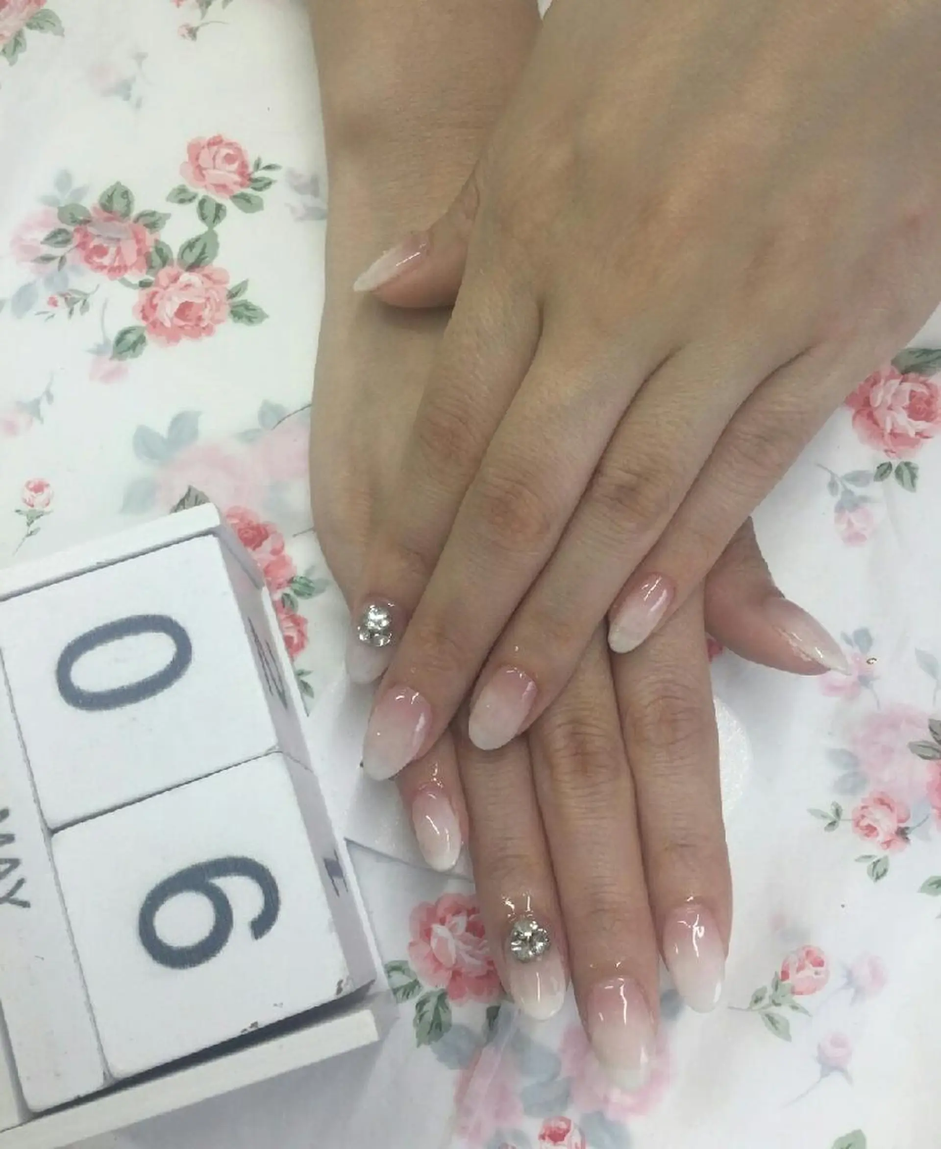 ネイル グラデーション ホワイト JEWEL nailのネイルデザイン