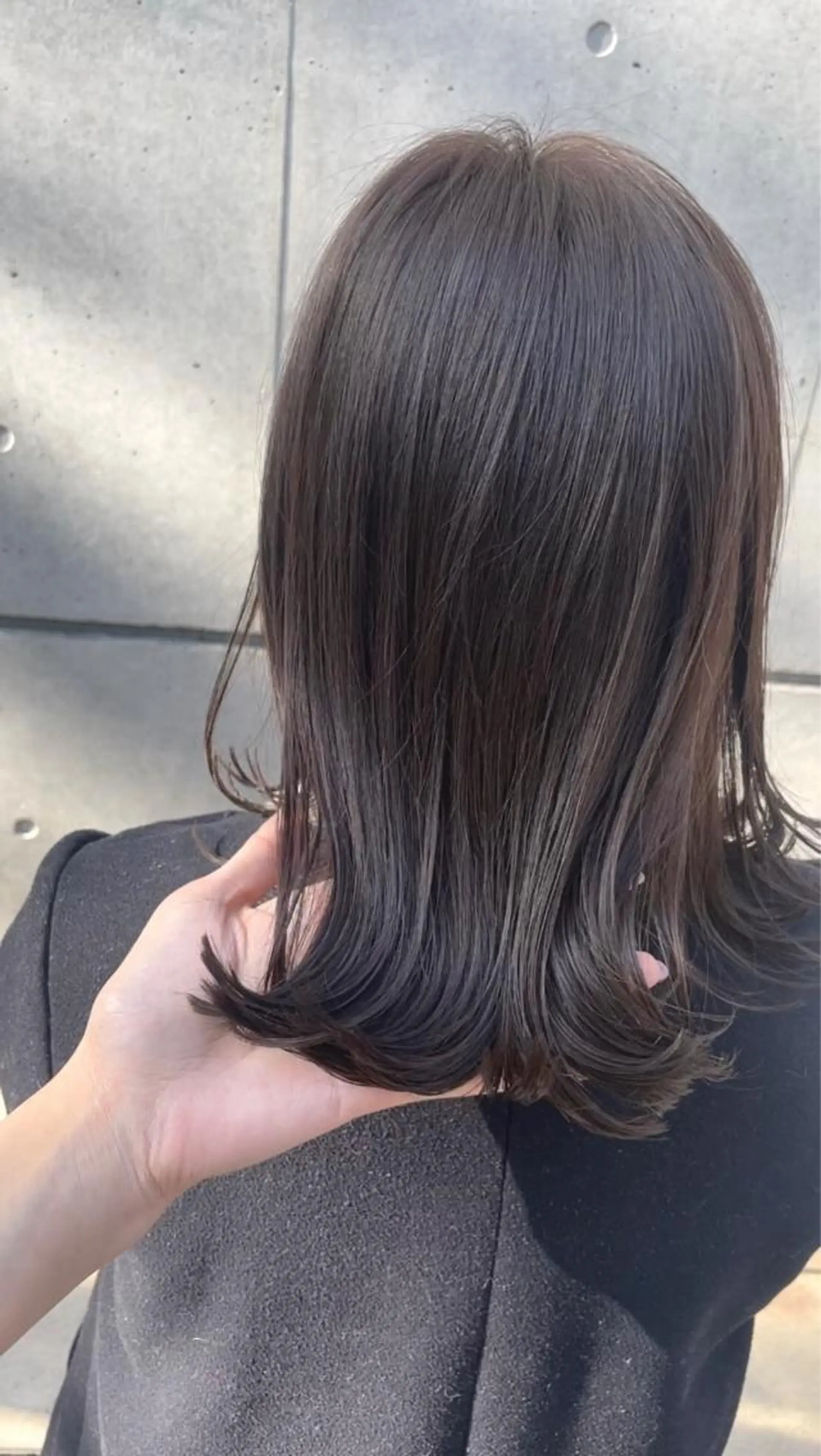 ミディアム カラー ブリーチ グレージュ ブリーチなしカラー 外ハネヘア カット ヘアカラー トリートメント BEBE所属・ご新規様限定 透明感カラーKANAのヘアスタイル