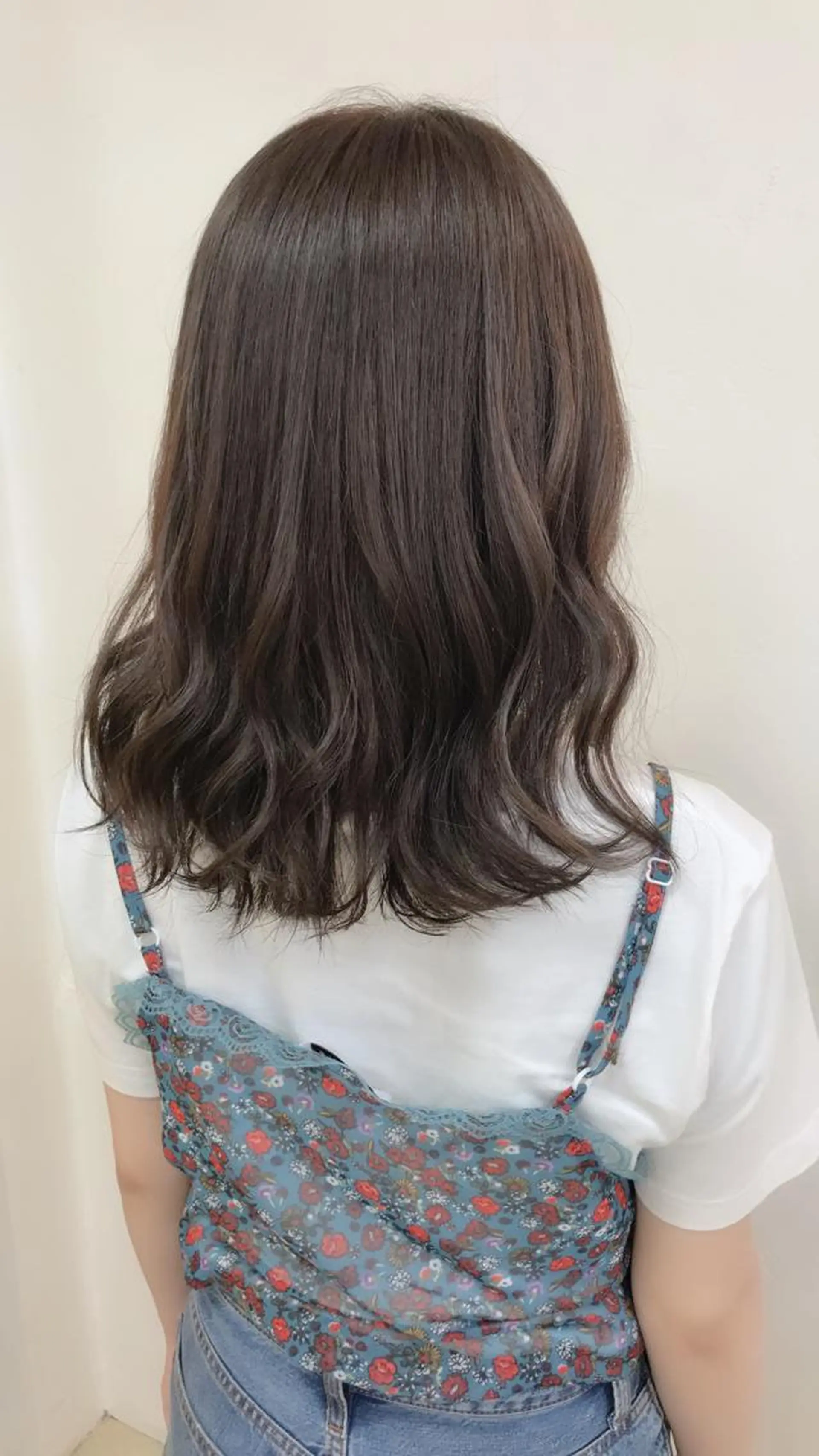 ミディアム カラー ブリーチ グレージュ ミルクティーグレージュ ブリーチなしカラー 浅岡 のどかのヘアスタイル