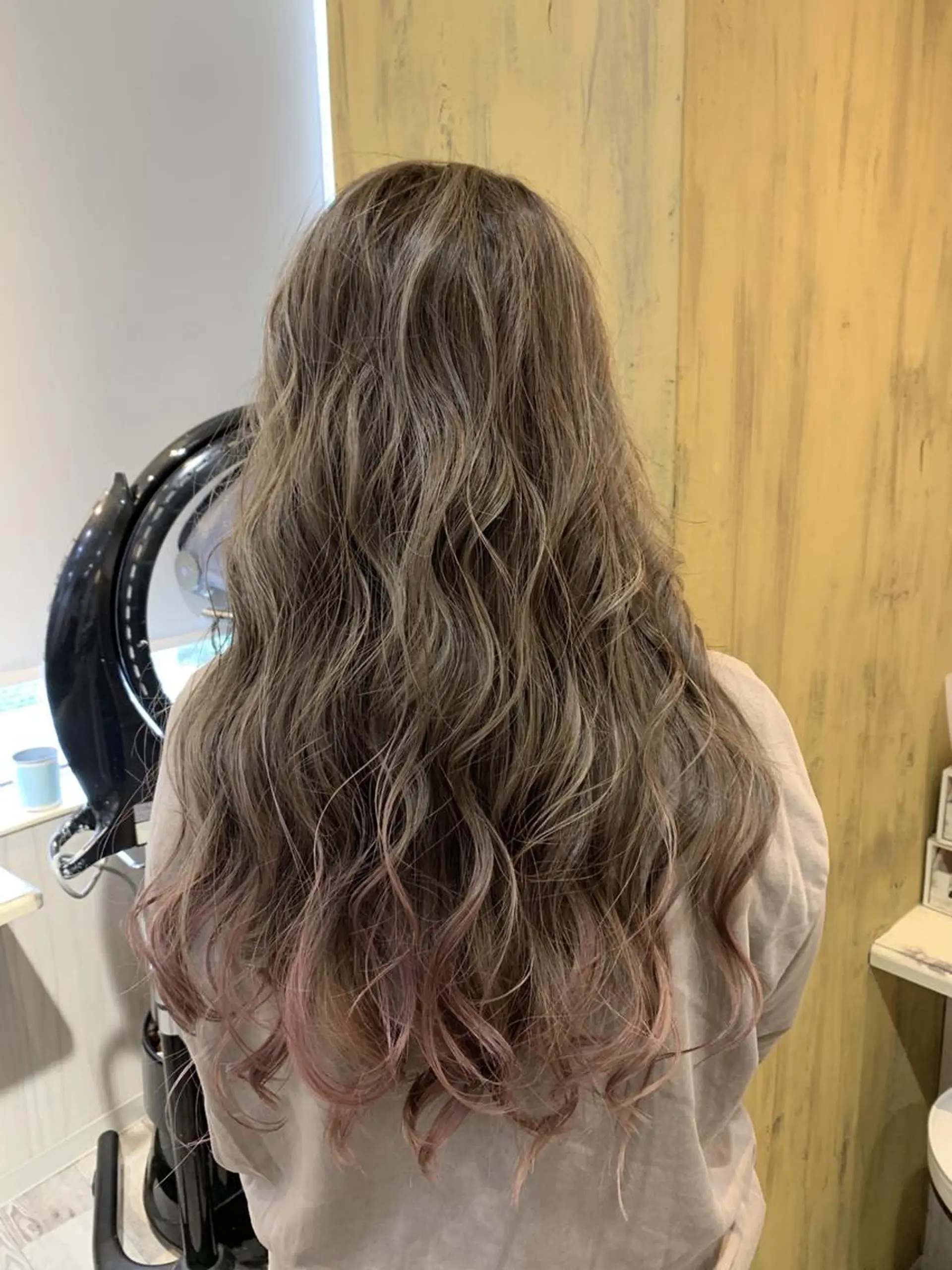 セミロング 嶋村夏実🌼レイヤー 🌸白髪ぼかしのヘアスタイル