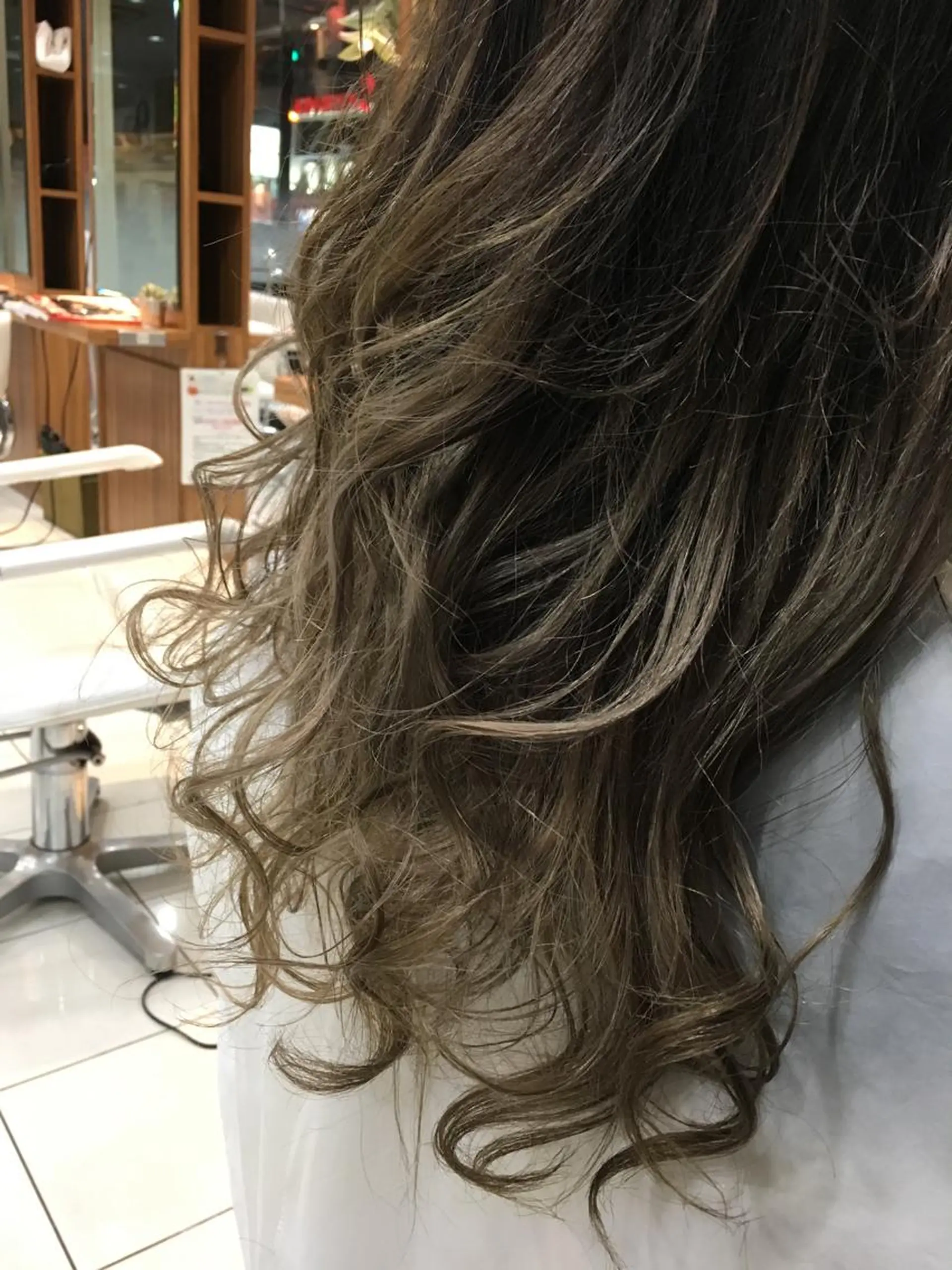 セミロング カラー ベージュカラー 透明感カラー グラデーションカラー ハイトーンカラー ミルクティーベージュ ヘアカラー トリートメント 白髪ぼかしハイライト 柳川拓哉のヘアスタイル