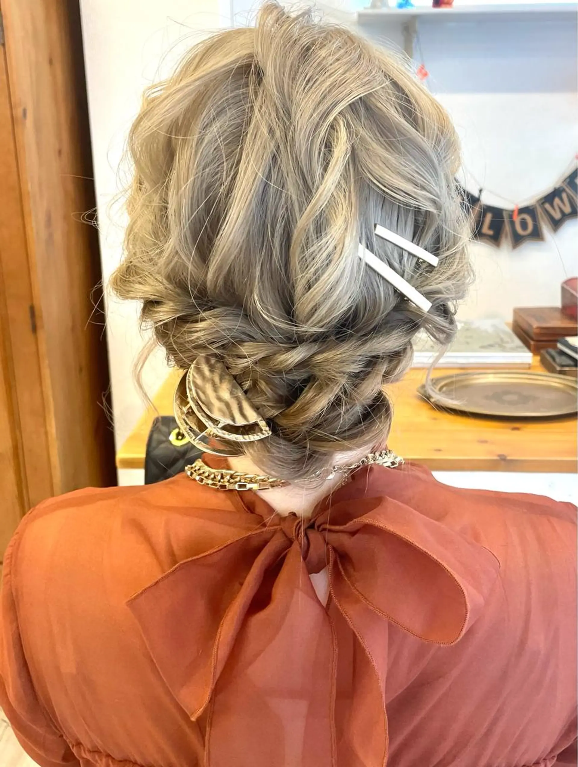 ショート カラー ベージュカラー ブリーチ ダブルカラー インナーカラー/推し ウルフ/アニメカラーのヘアスタイル