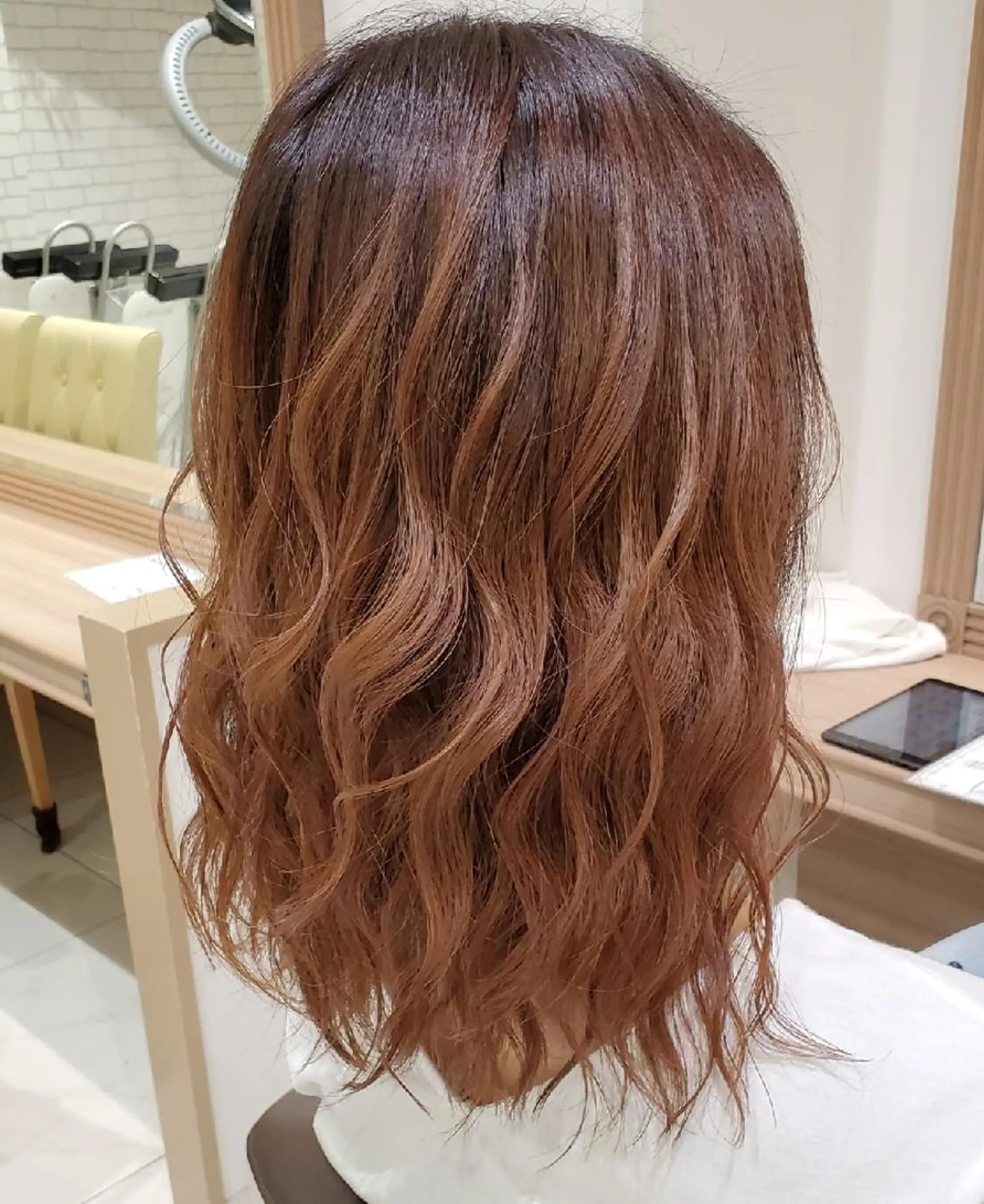セミロング カラー バレイヤージュ ベージュカラー ブリーチ イルミナカラー レイヤーカット 中村 和貴のヘアスタイル