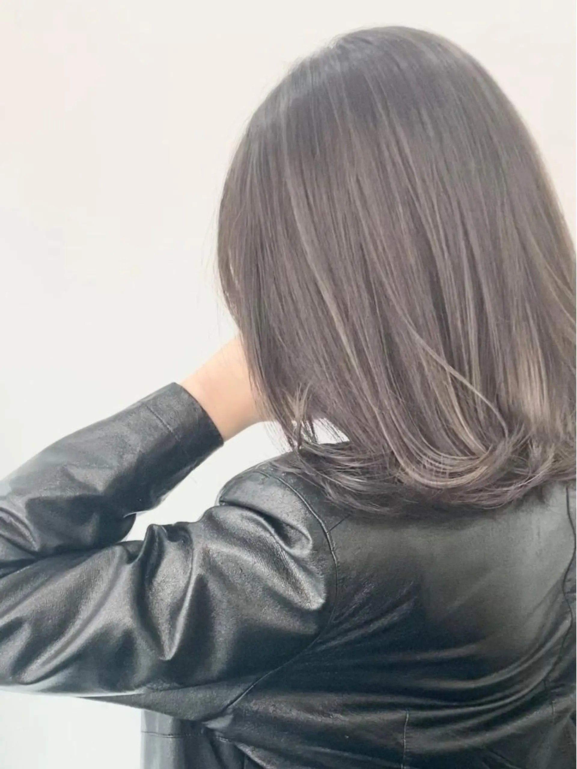 ミディアム カラー グレージュ ハイライトカラー シルバー ハイライト opus 店長大和 レイヤー/赤み消しのヘアスタイル