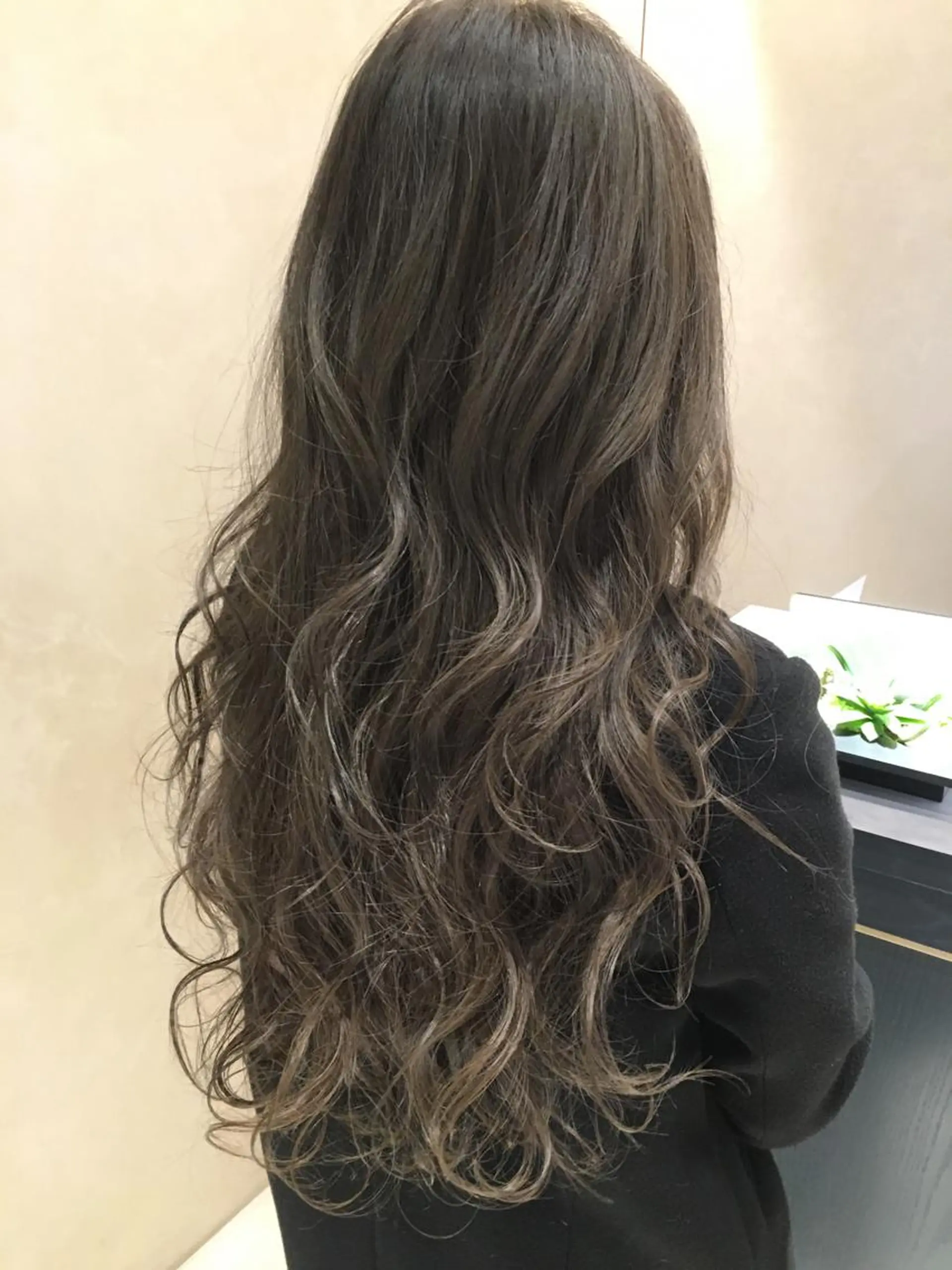 ミディアム セミロング ロング カラー パーマ グレージュ ハイライトカラー ハイライト 酸性縮毛矯正のプロ 杉山玲介のヘアスタイル