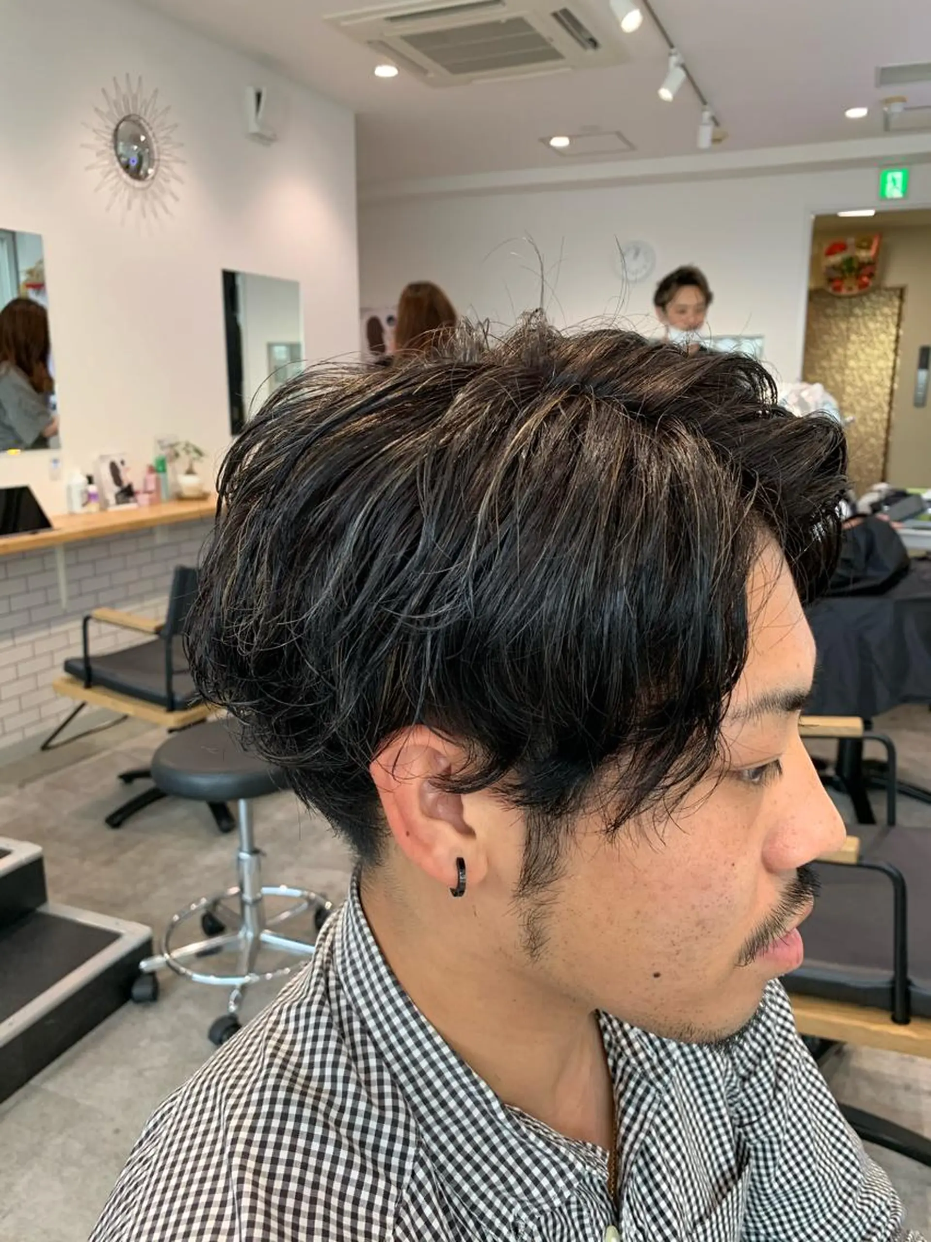 ショート カット ヘアカラー ヨシミ カズヤのヘアスタイル