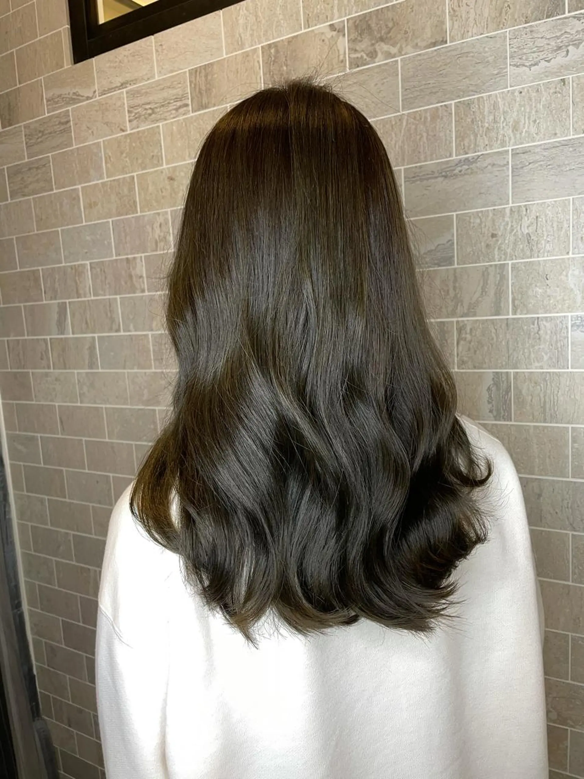 セミロング ブリーチ毛矯正.髪質 改善.髪にドラマをのヘアスタイル