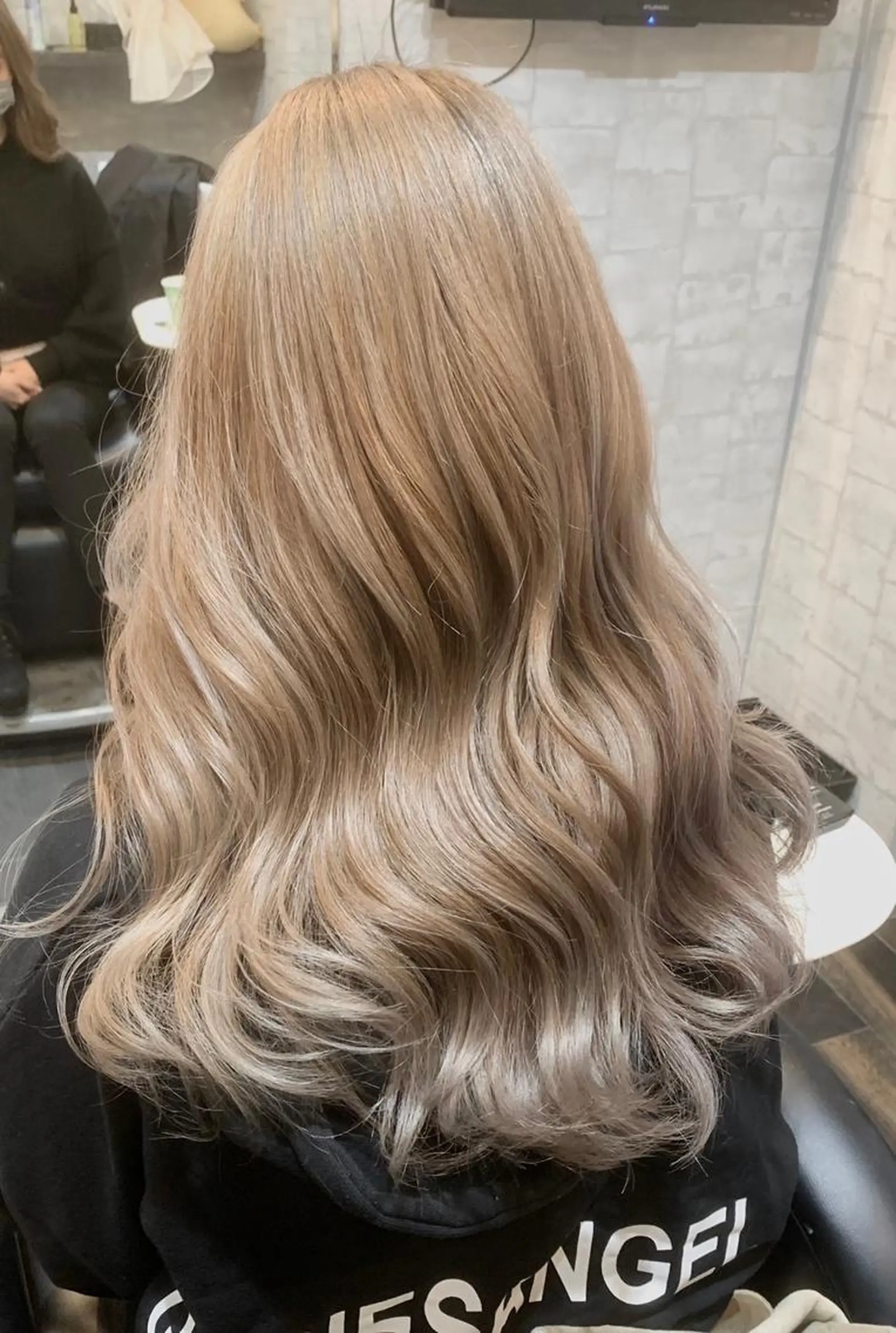 ロング カラー ベージュカラー ブリーチ ダブルカラー ミルクティーベージュ レイヤーカット ヘアケアサロン MAIN[メイン]のヘアスタイル