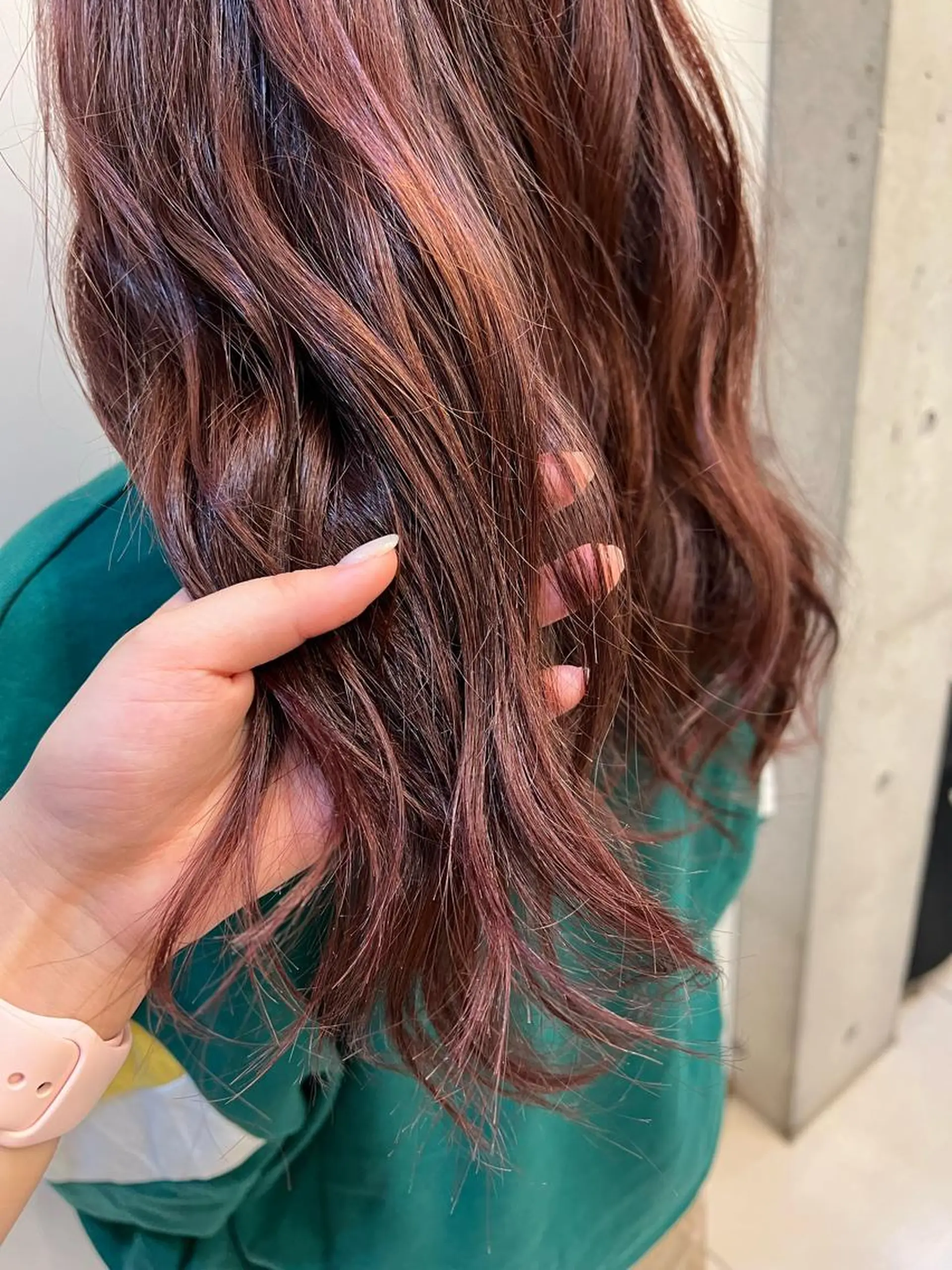 ロング カラー 岸田 莉奈のヘアスタイル