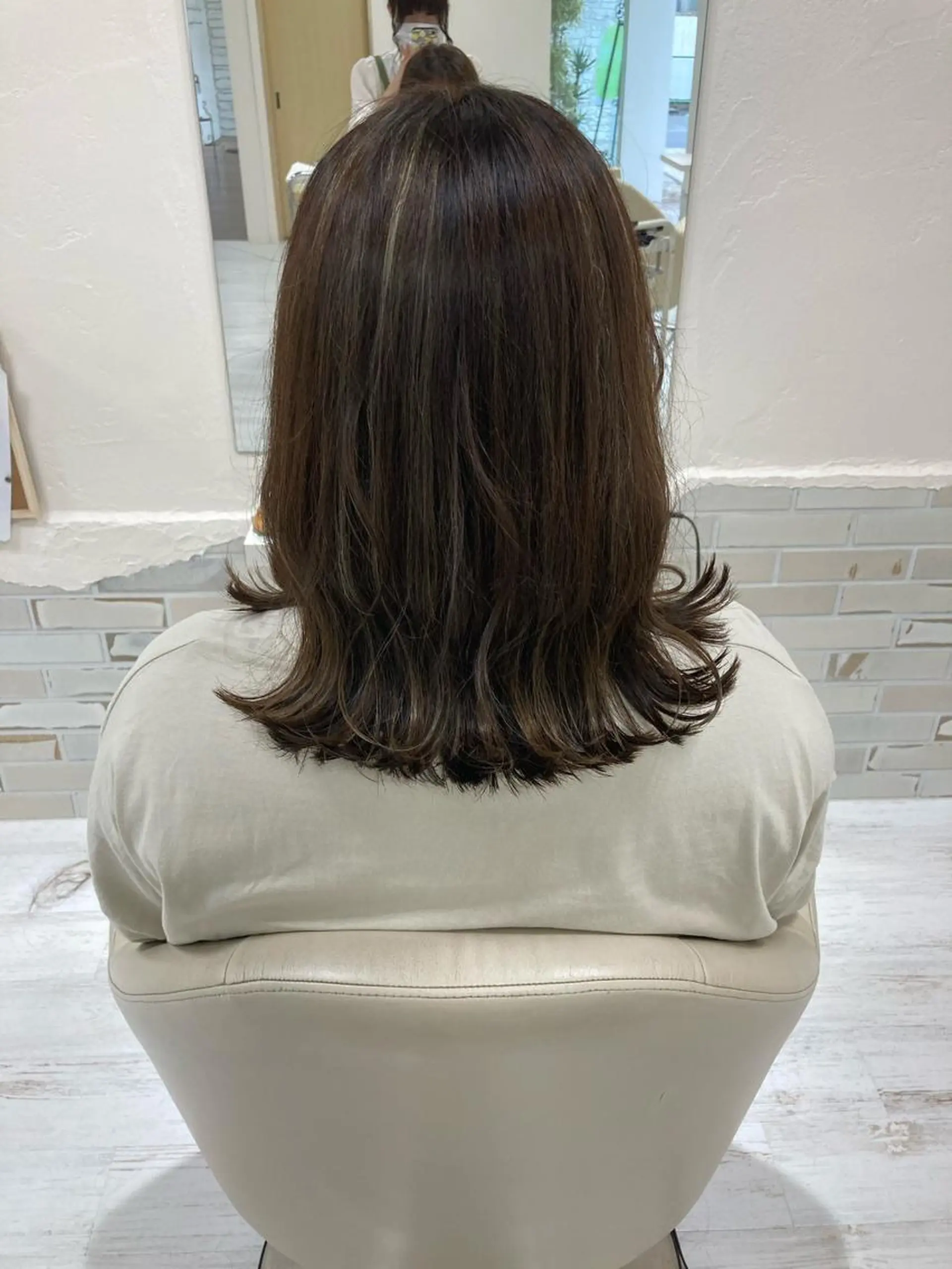 ミディアム カラー グレージュ ハイライトカラー ハイライト 浅岡 のどかのヘアスタイル