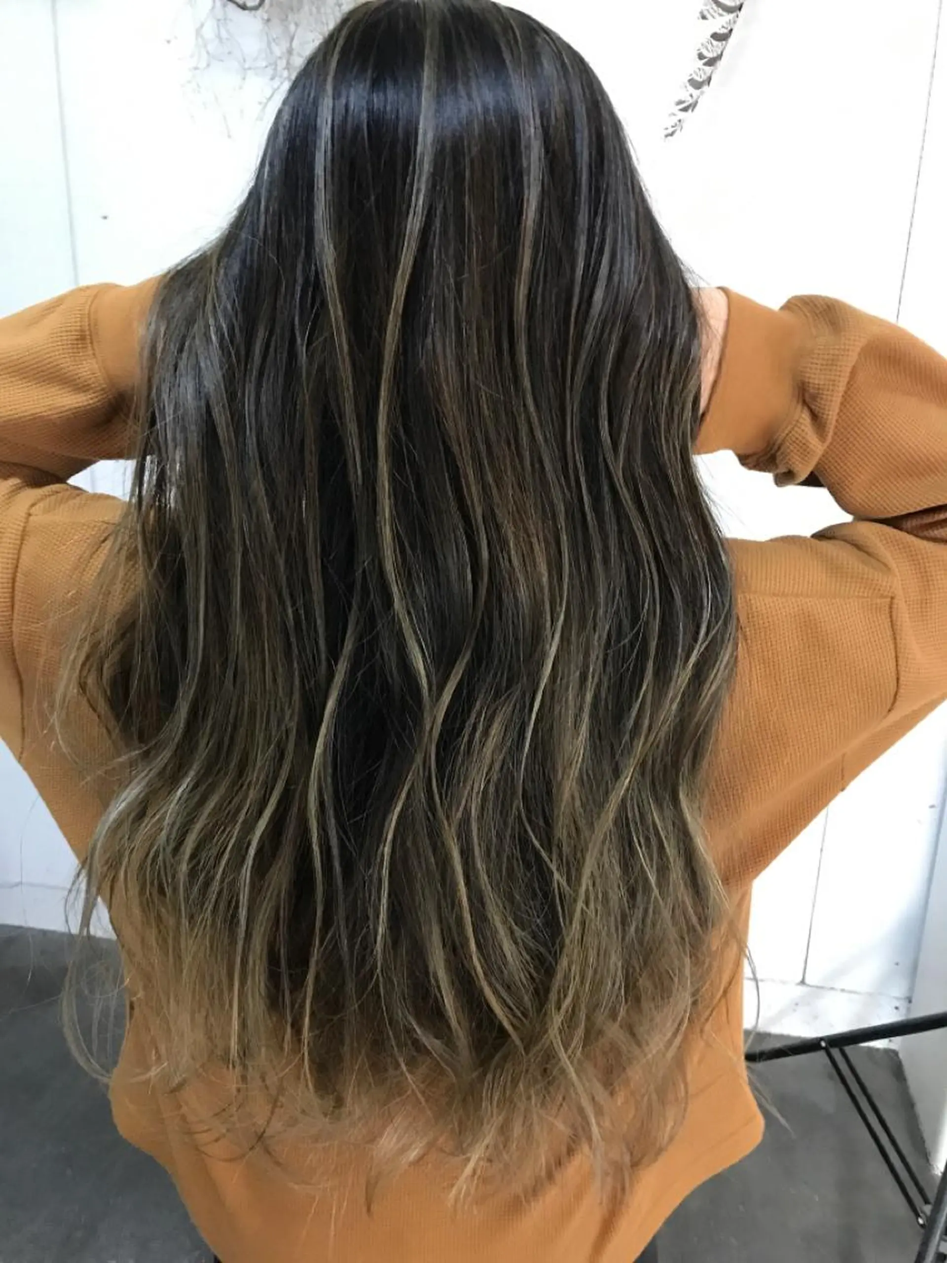 ロング カラー ヘアアレンジ お団子ヘア 切りっぱなしボブ バレイヤージュ デザインカラー グラデーションカラー Mariana/ 鶴原-ハイライトのヘアスタイル