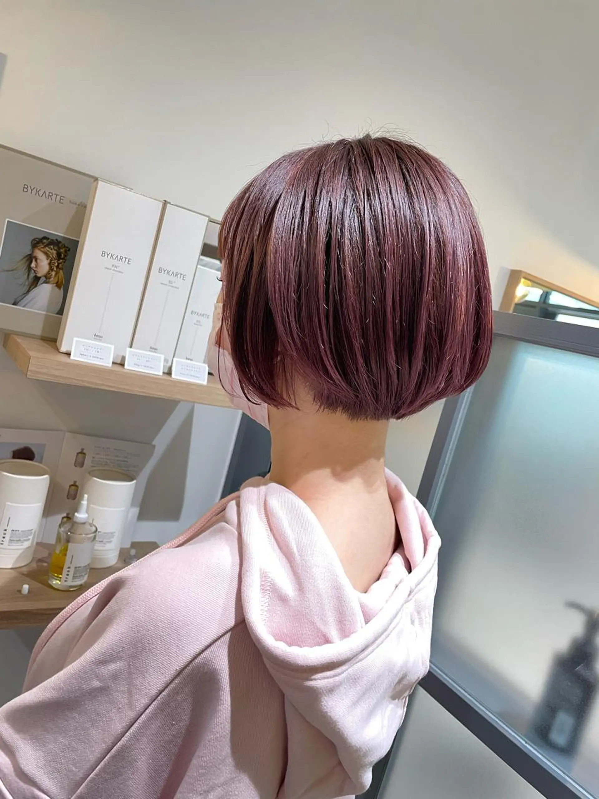 ショート カラー アイブロウ ピンクカラー 眉カラー ボブ 鍵山 千秋のヘアスタイル