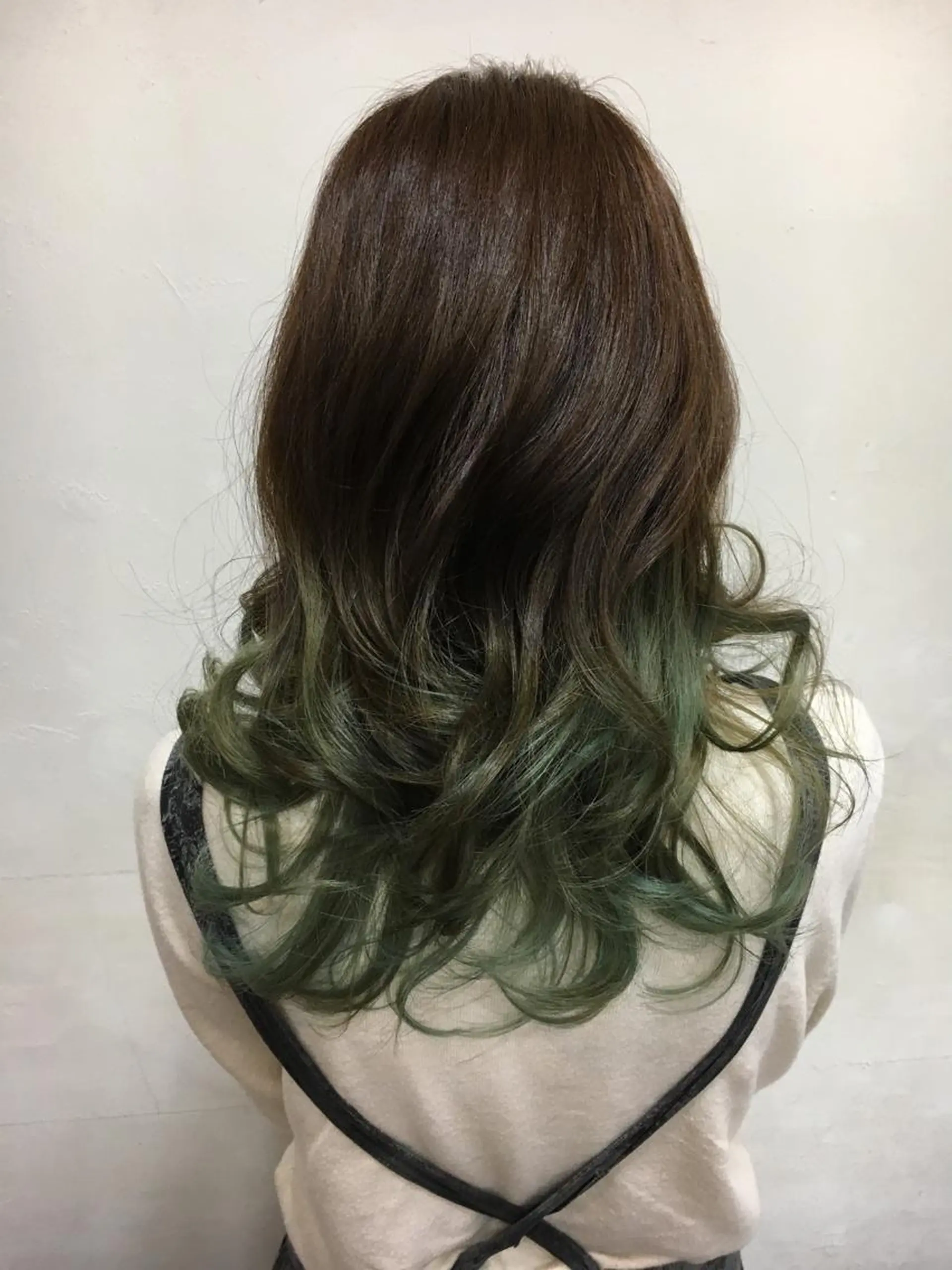 セミロング カラー ブラウンカラー グラデーションカラー ミント ヘアカラー GLAD 萩原のヘアスタイル