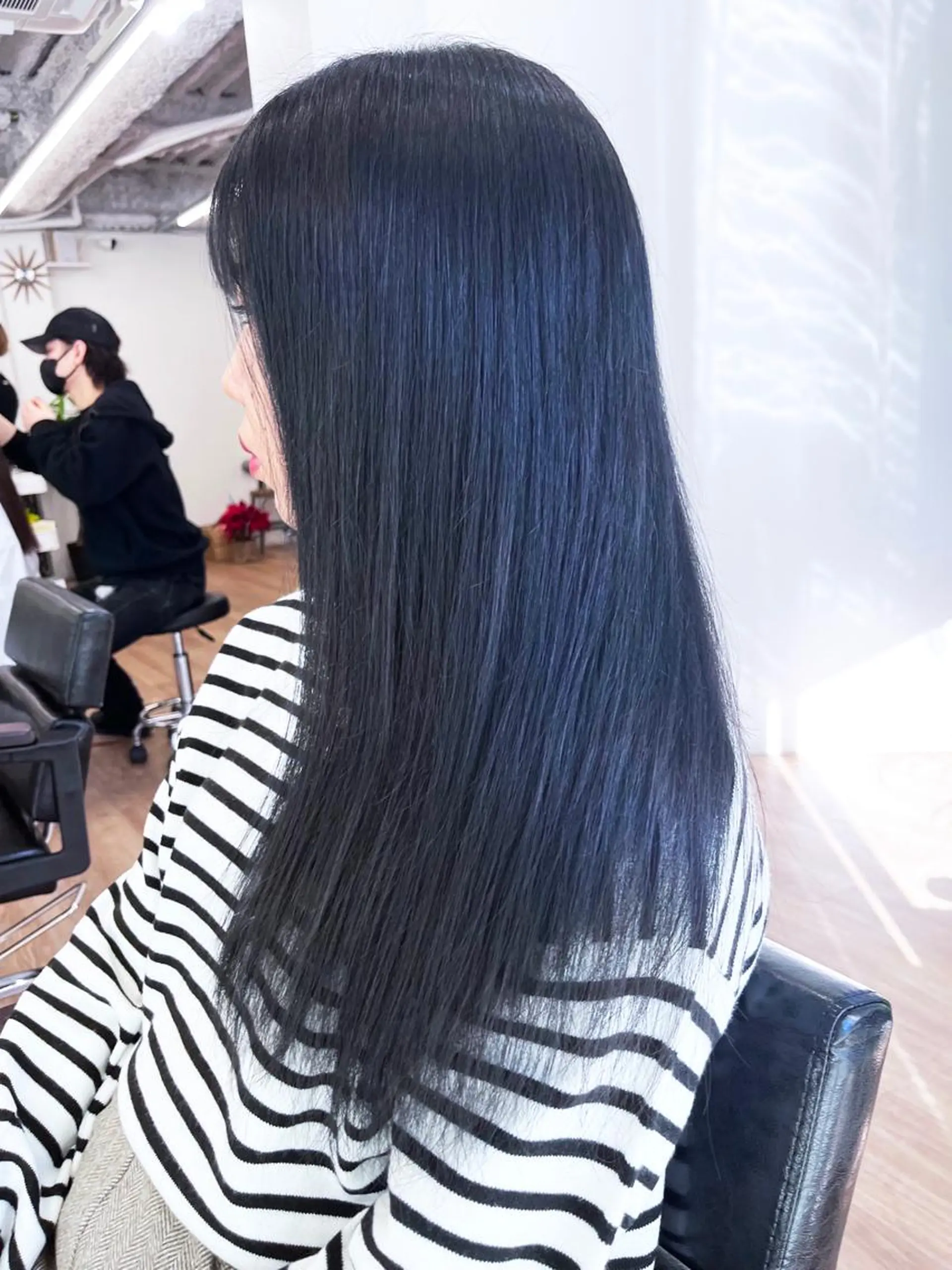 ロング カラー パーマ ヘアアレンジ メンズ キッズ ネイル マツエク・マツパ アイブロウ メンズインナーカラー メンズ韓国風 黒髪 ブルーカラー ブルーブラック カット ヘアカラー トリートメント 武田涼レイヤーカット 髪質改善×縮毛矯正のヘアスタイル