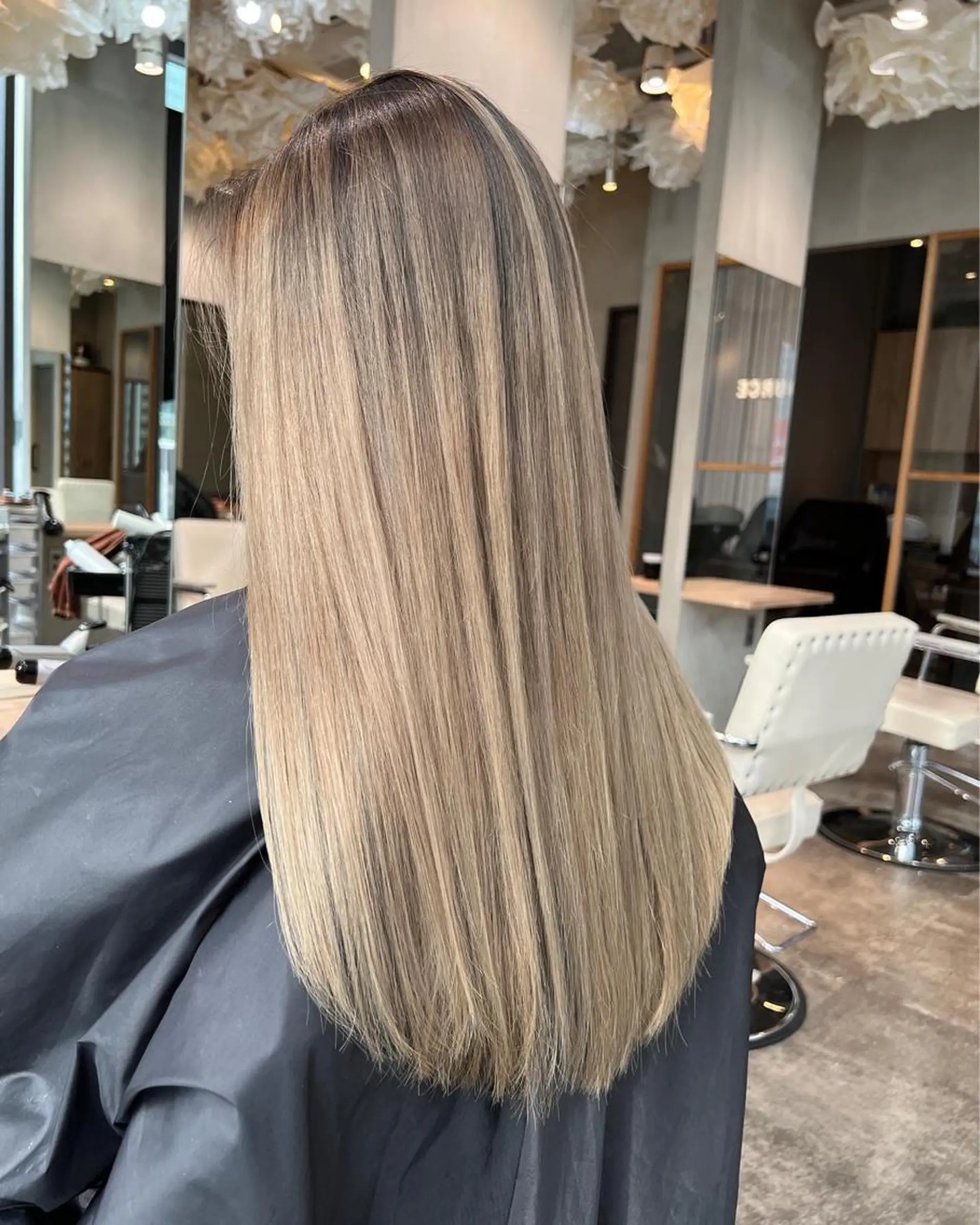 ロング ヘアカラー 顔タイプ診断®︎ ハイトーンカラーのヘアスタイル