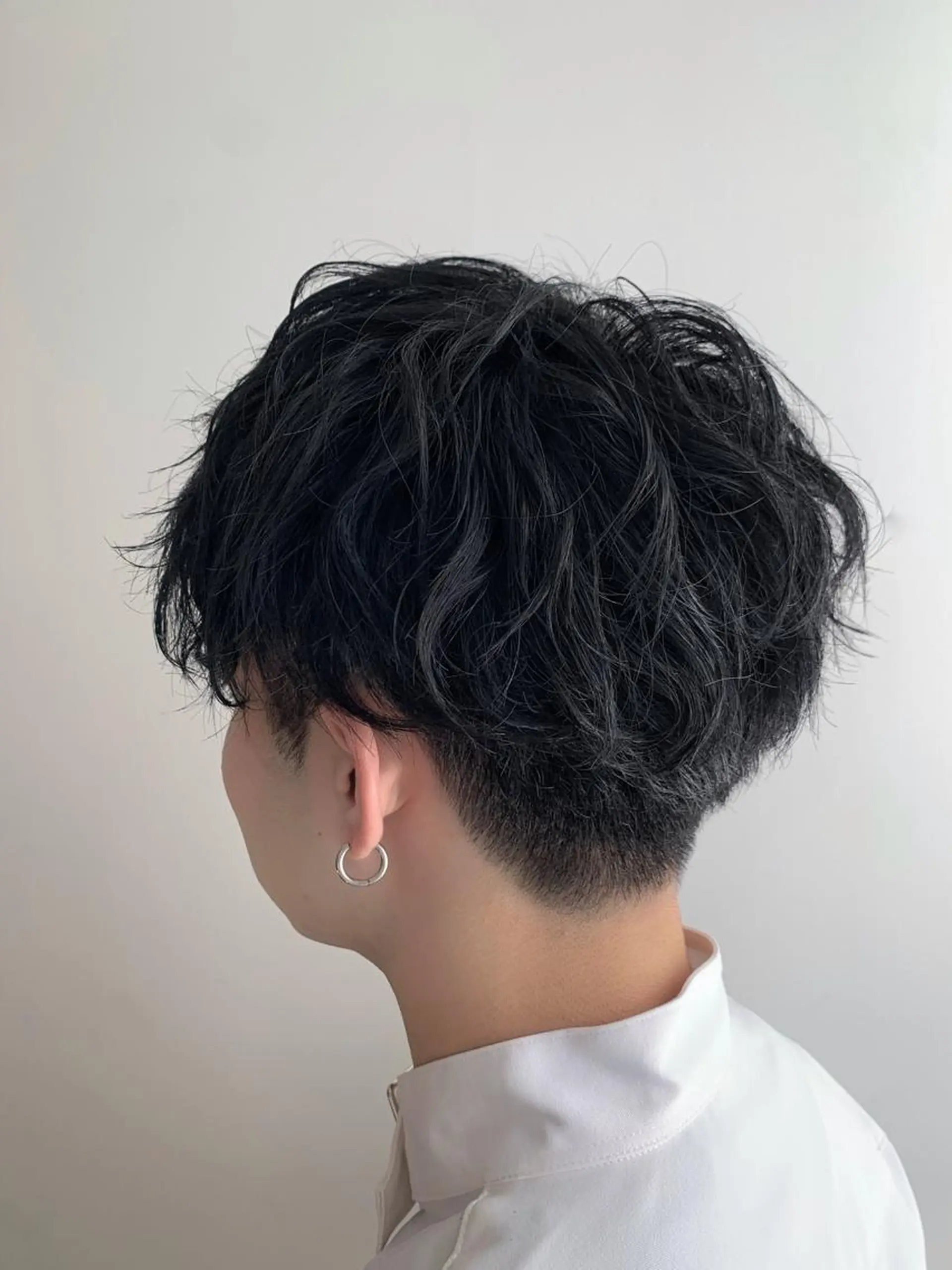 ショート パーマ メンズ メンズブリーチ センターパート フェードカット メンズハイライト メンズハイトーン メンズStylist 山根慧のヘアスタイル