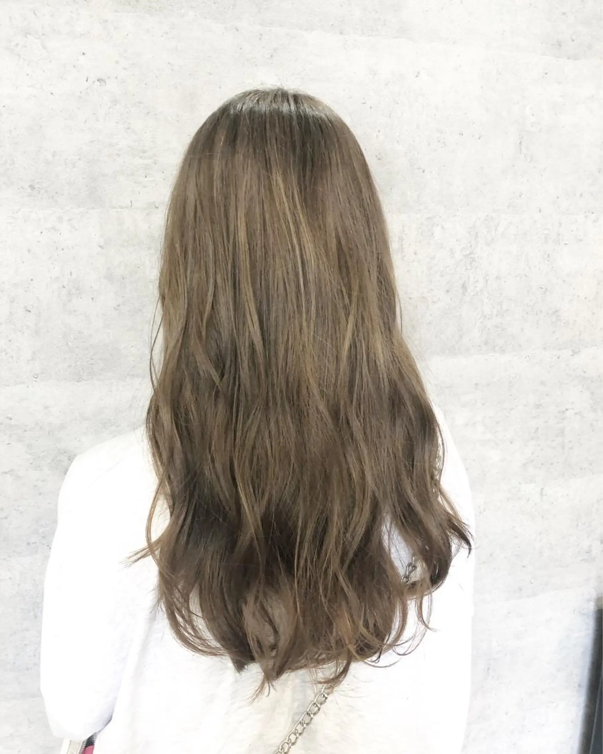 ロング カラー アッシュ ベージュカラー i  plus＋所属・髪質改善で 憧れの潤艶美髪にのヘアスタイル