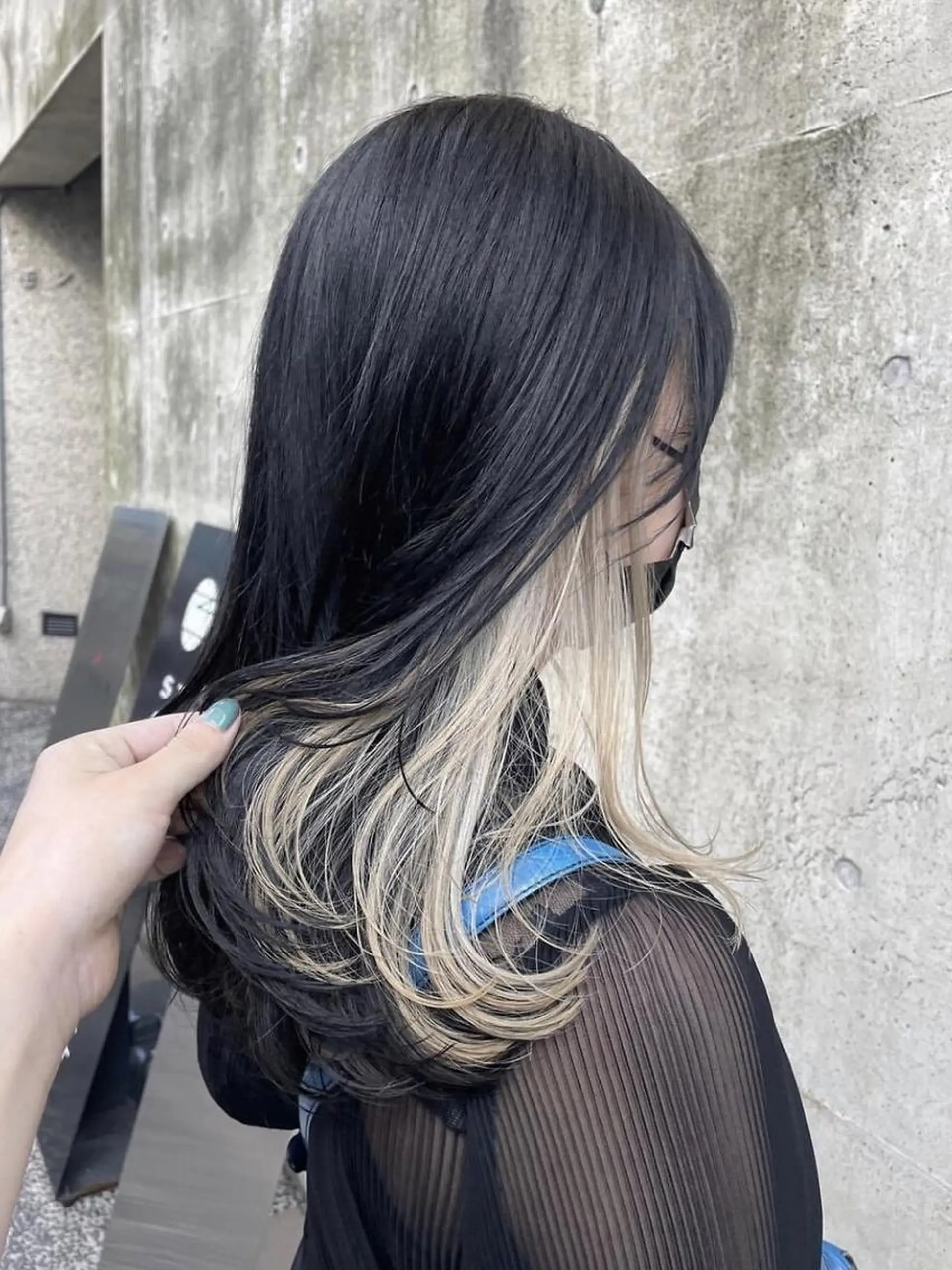 セミロング カラー qiie リタッチ 黒染め　ワンカラーのヘアスタイル