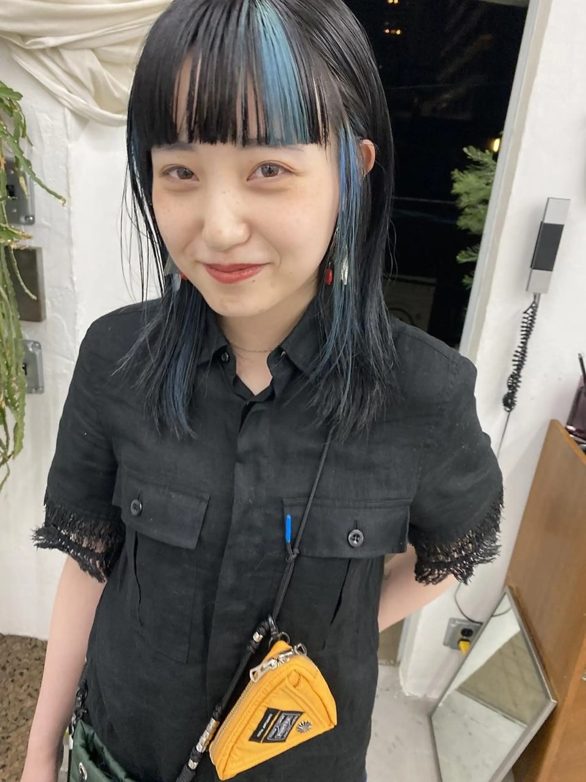 ミディアム カラー ブルーカラー デザインカラー qiie リタッチ 黒染め　ワンカラーのヘアスタイル