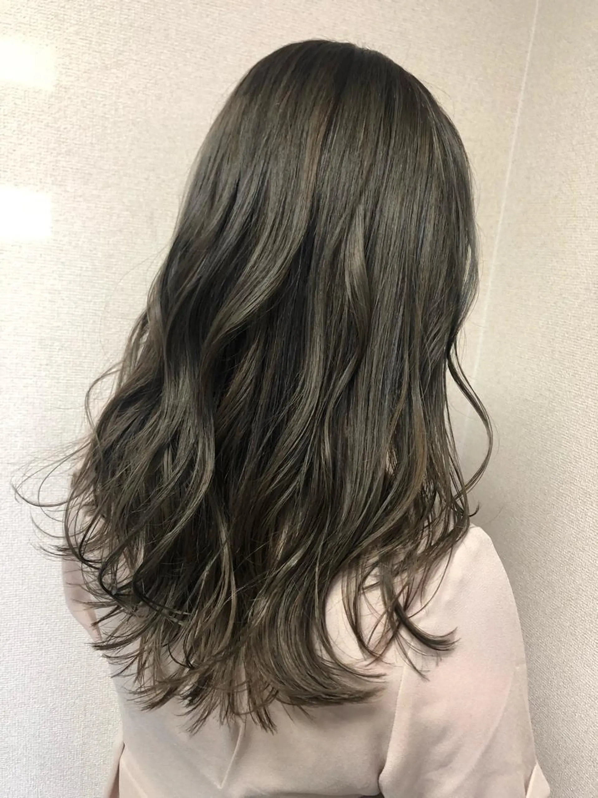 セミロング カラー アッシュ バレイヤージュ ベージュカラー ブリーチ ブルーカラー カット ヘアカラー 大久保 真希のヘアスタイル