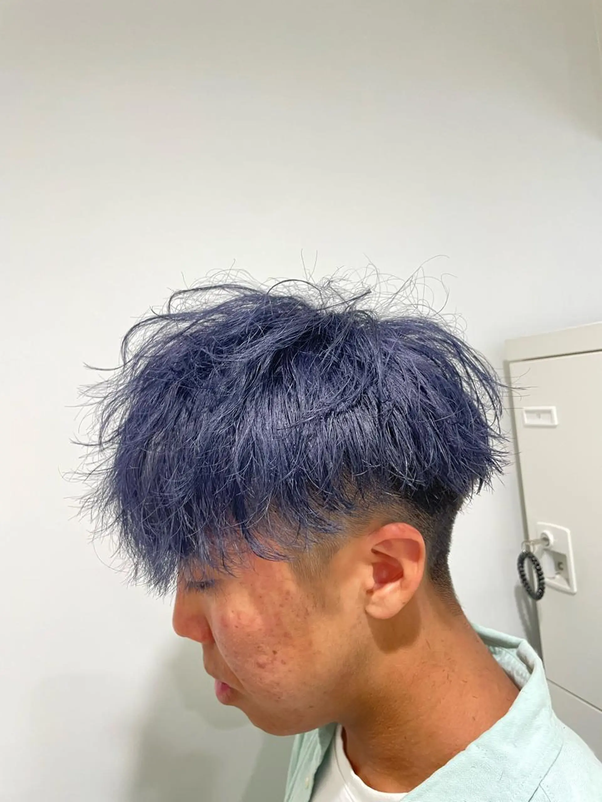 ショート カラー ヘアアレンジ メンズ メンズハイトーン ブルーカラー ブルーラベンダー ハイトーンカラー ラベンダーカラー カット ヘアカラー トリートメント ヘアセット 顔まわりカット の達人のヘアスタイル