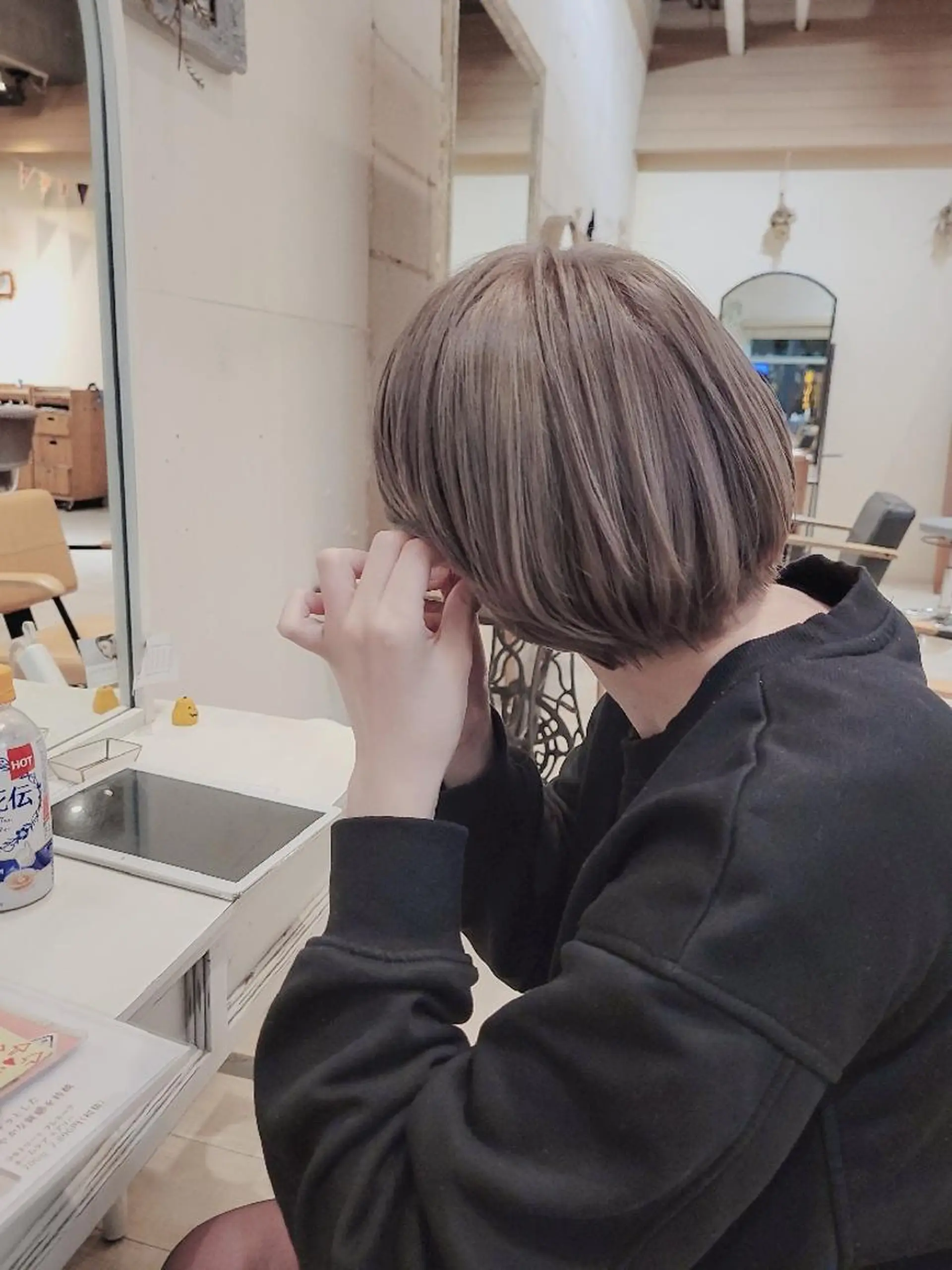 ショート カラー ベージュカラー ブリーチ ケアブリーチ ミルクティーベージュ ヘアカラー 尾野 恭平のヘアスタイル