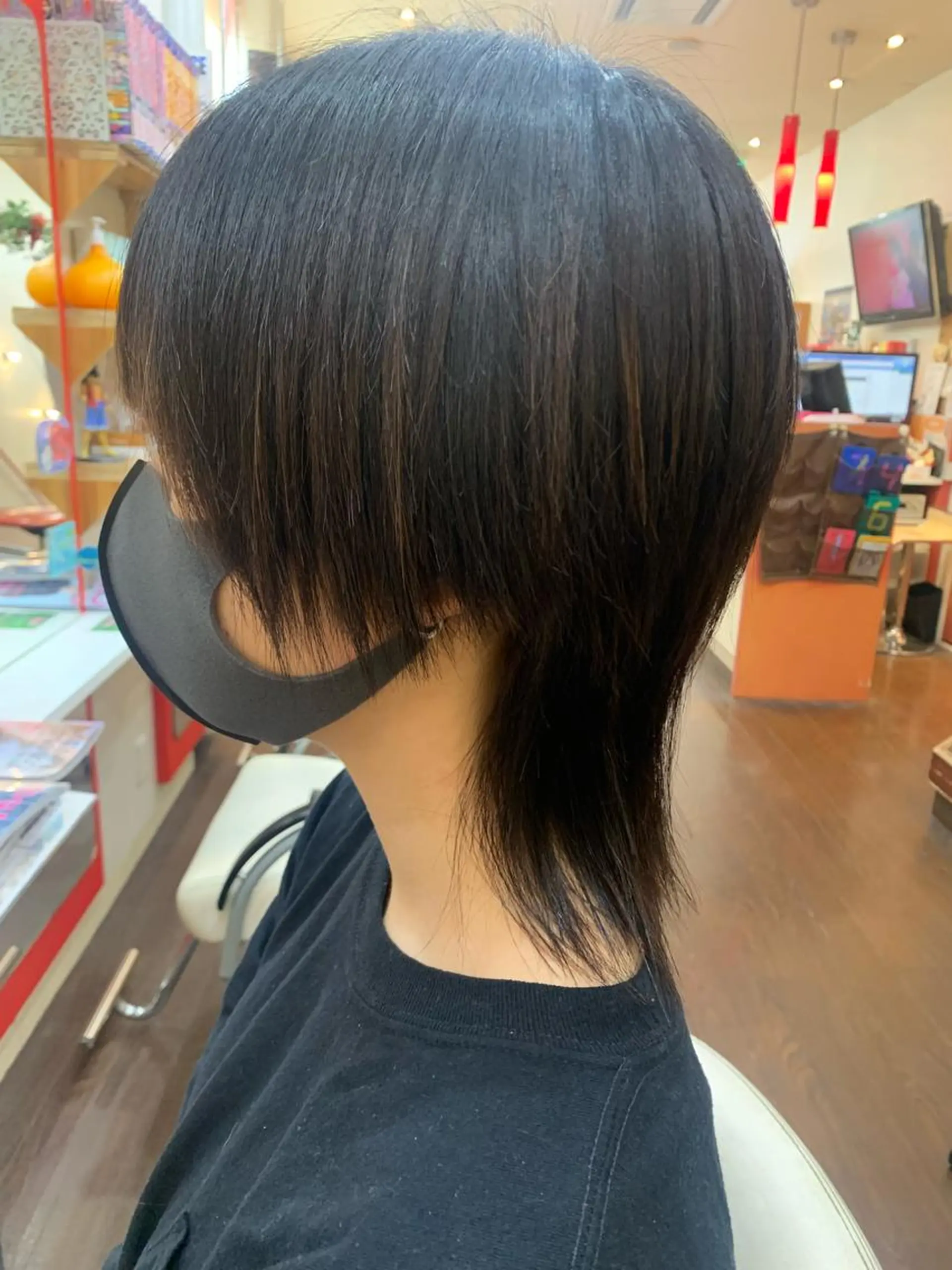 ミディアム ウルフカット 今村公介 ブリーチ特化、派手髪のヘアスタイル